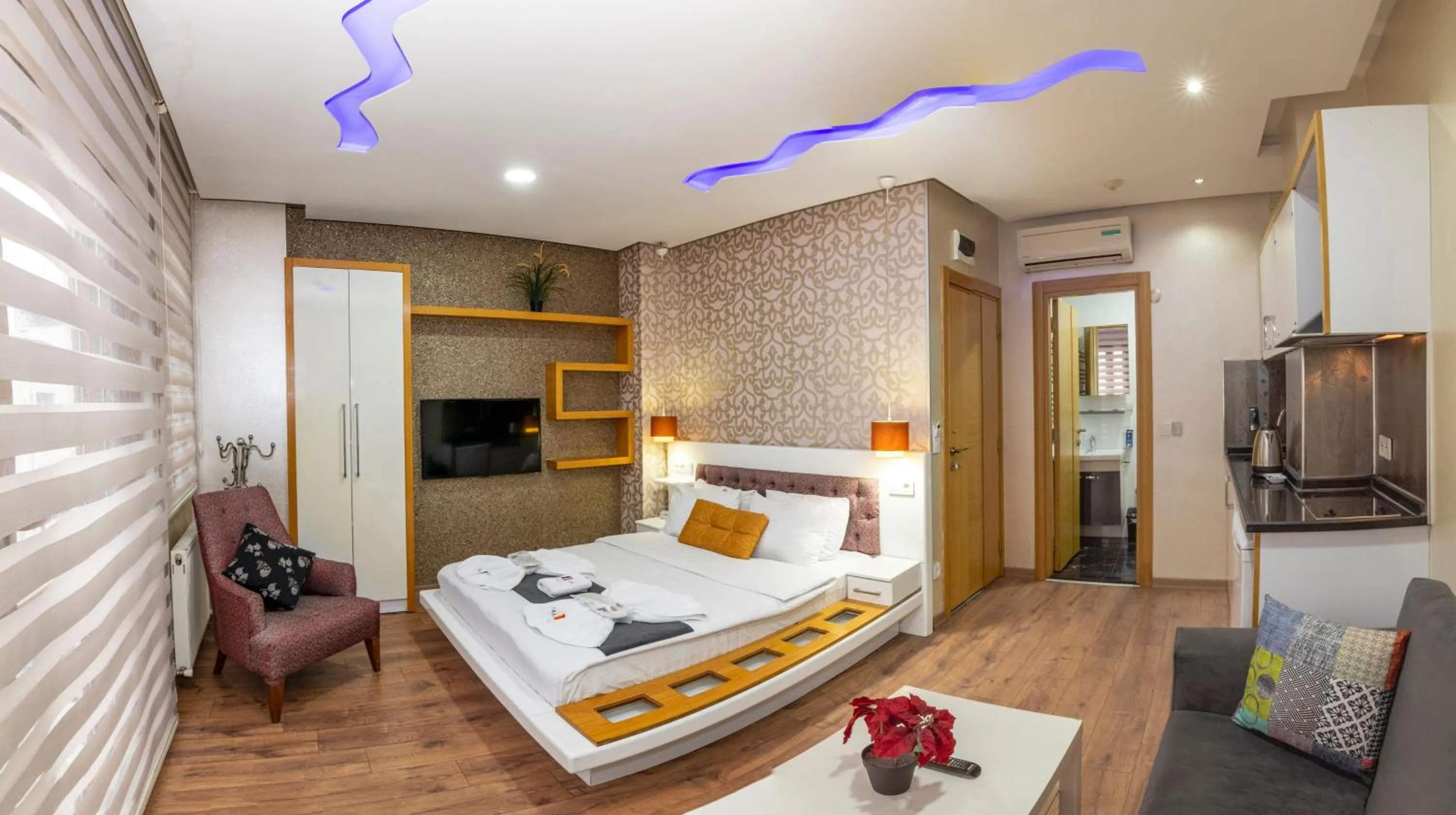 Photo of the whole room, Bed in Taxim Trend Suites