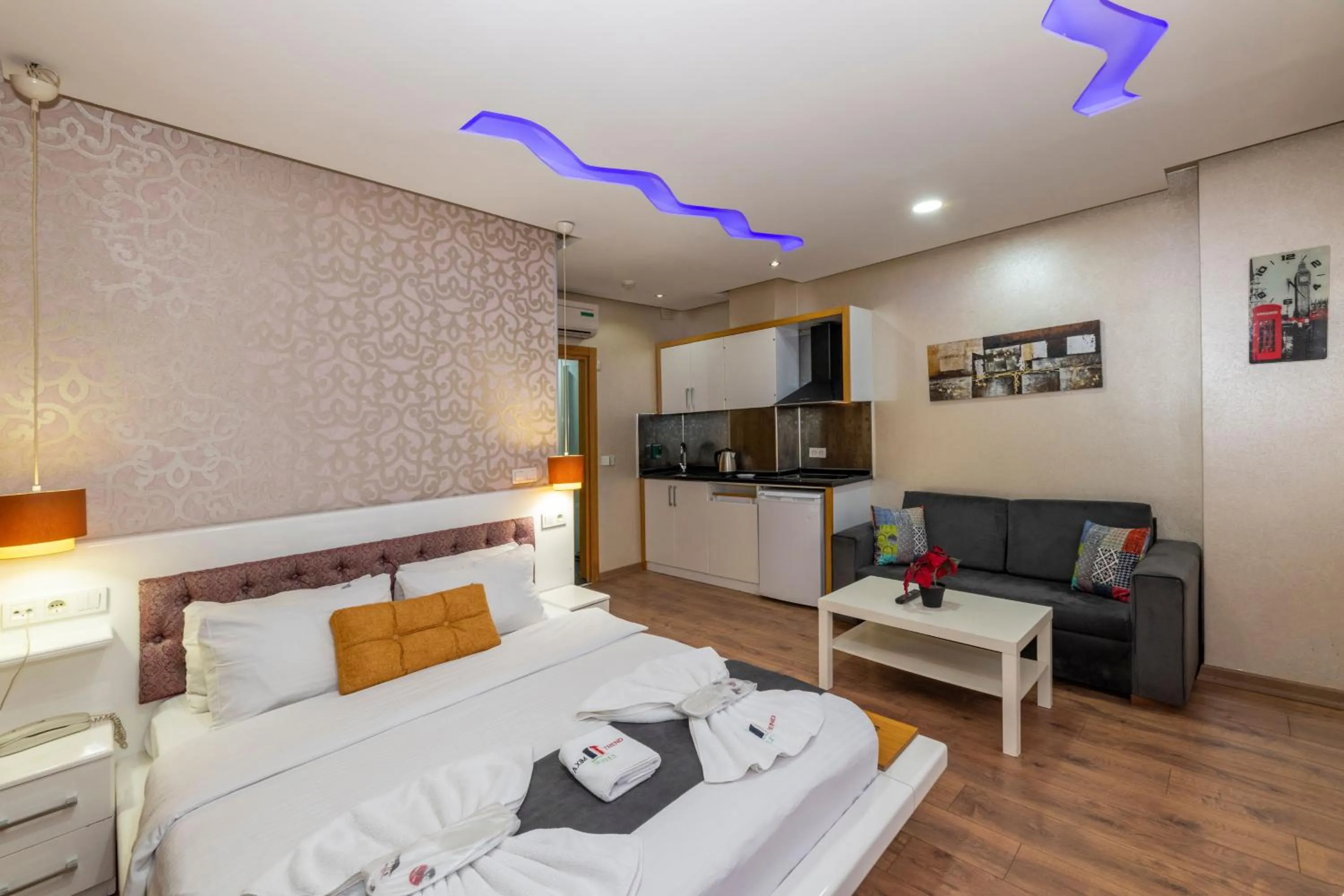 Kitchen or kitchenette, Bed in Taxim Trend Suites