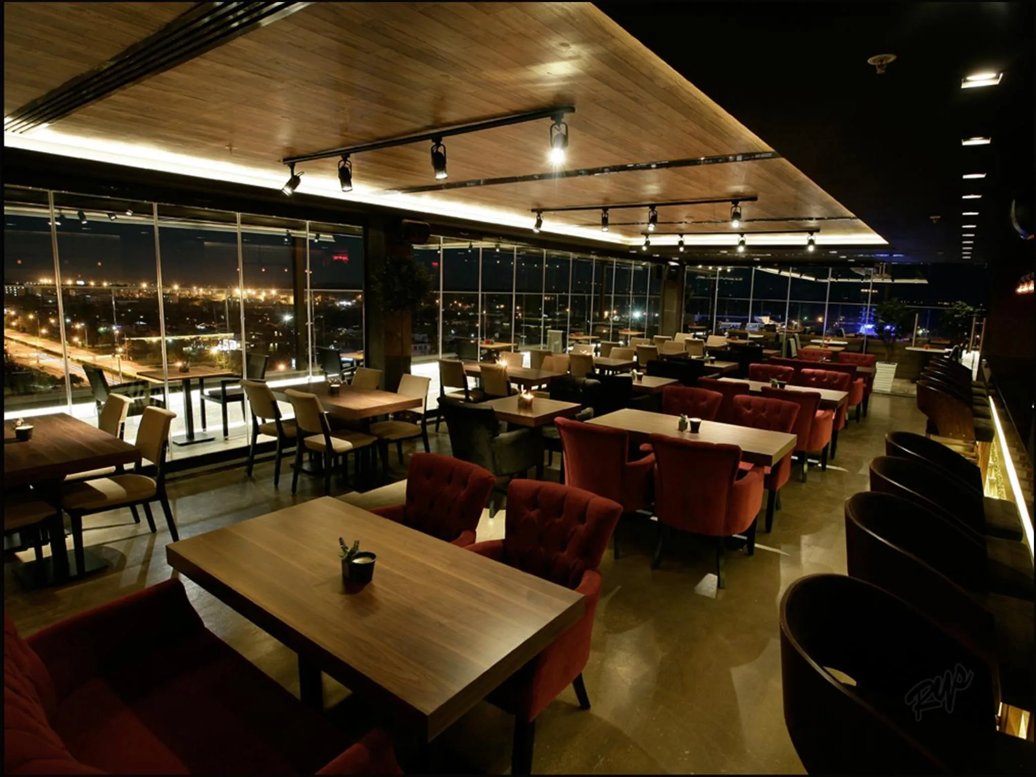 Restaurant/places to eat in RYS Hotel