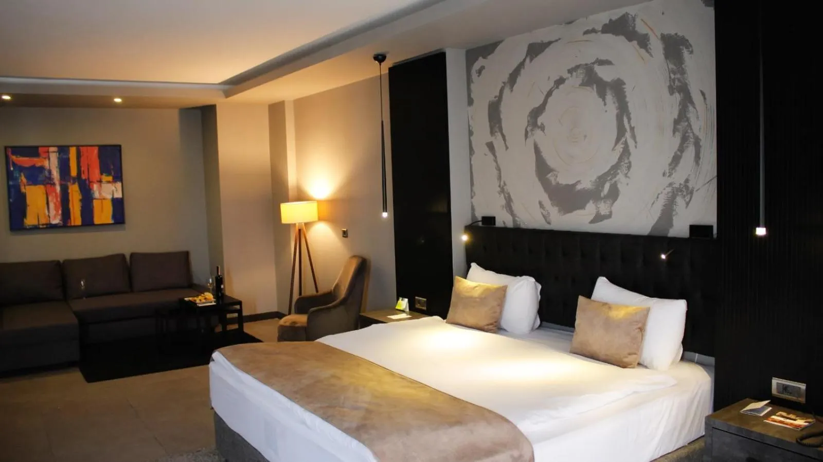 Living room, Bed in RYS Hotel