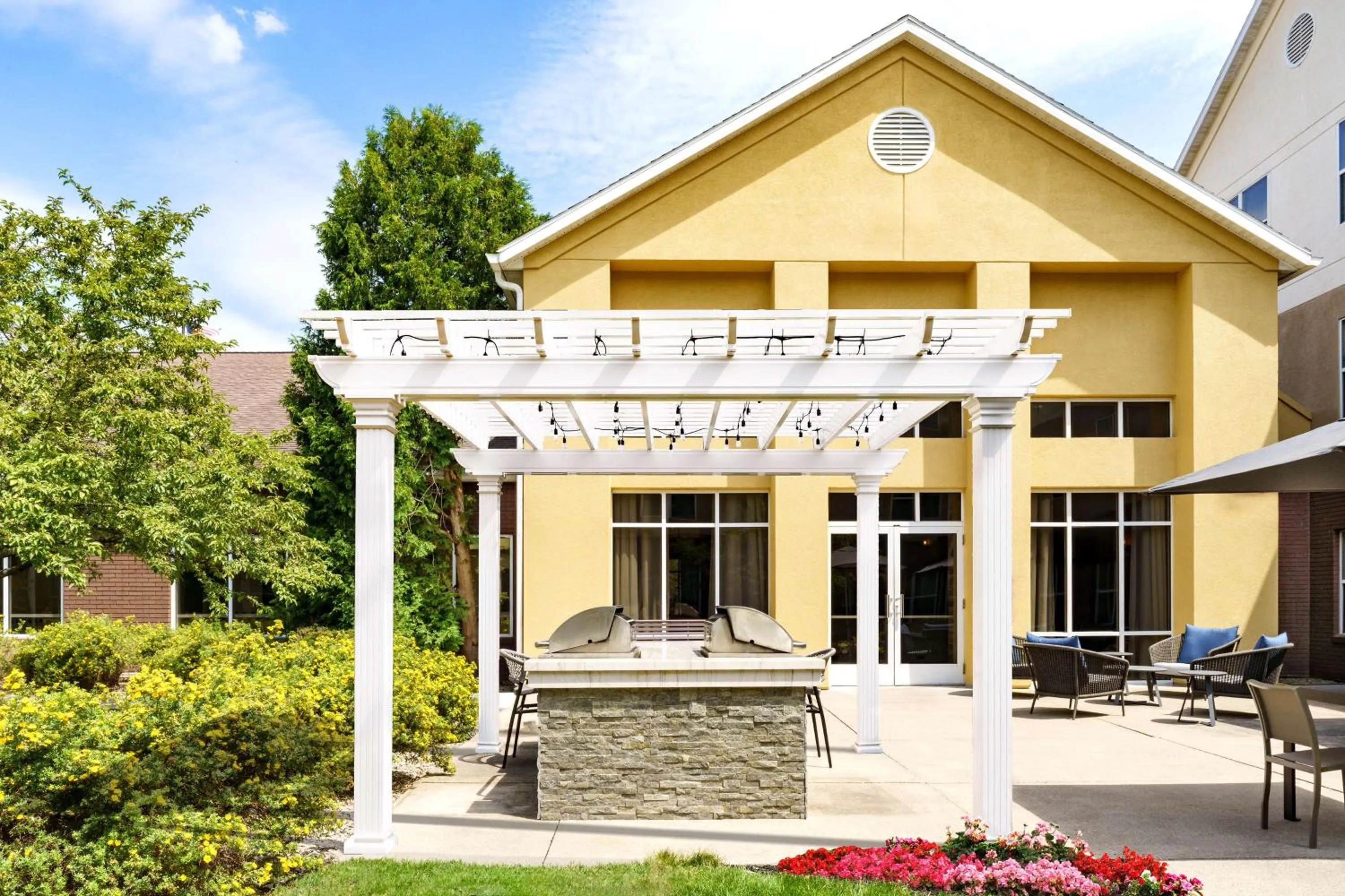 Inner courtyard view in Homewood Suites Rochester-Henrietta