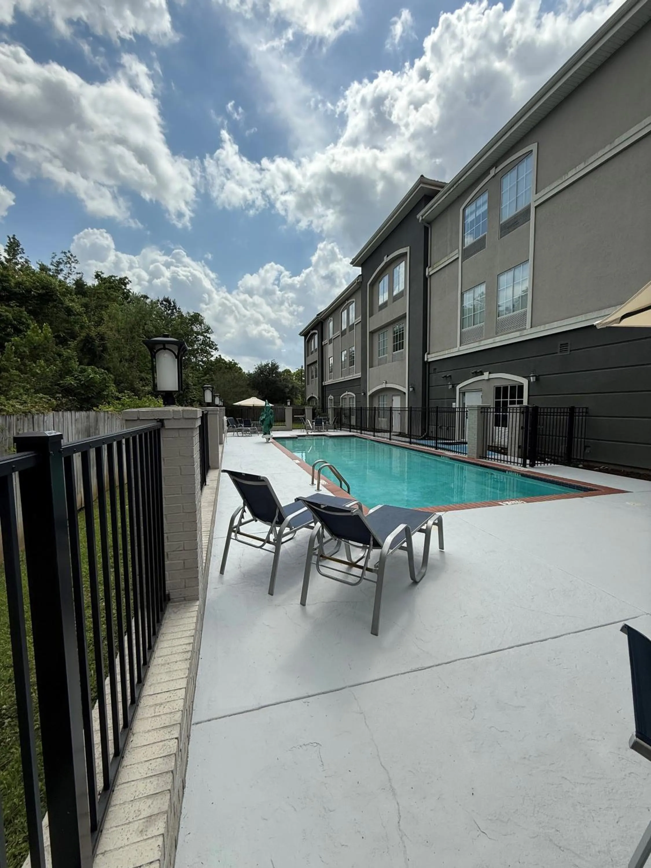 Swimming pool in La Quinta by Wyndham Baton Rouge Denham Springs