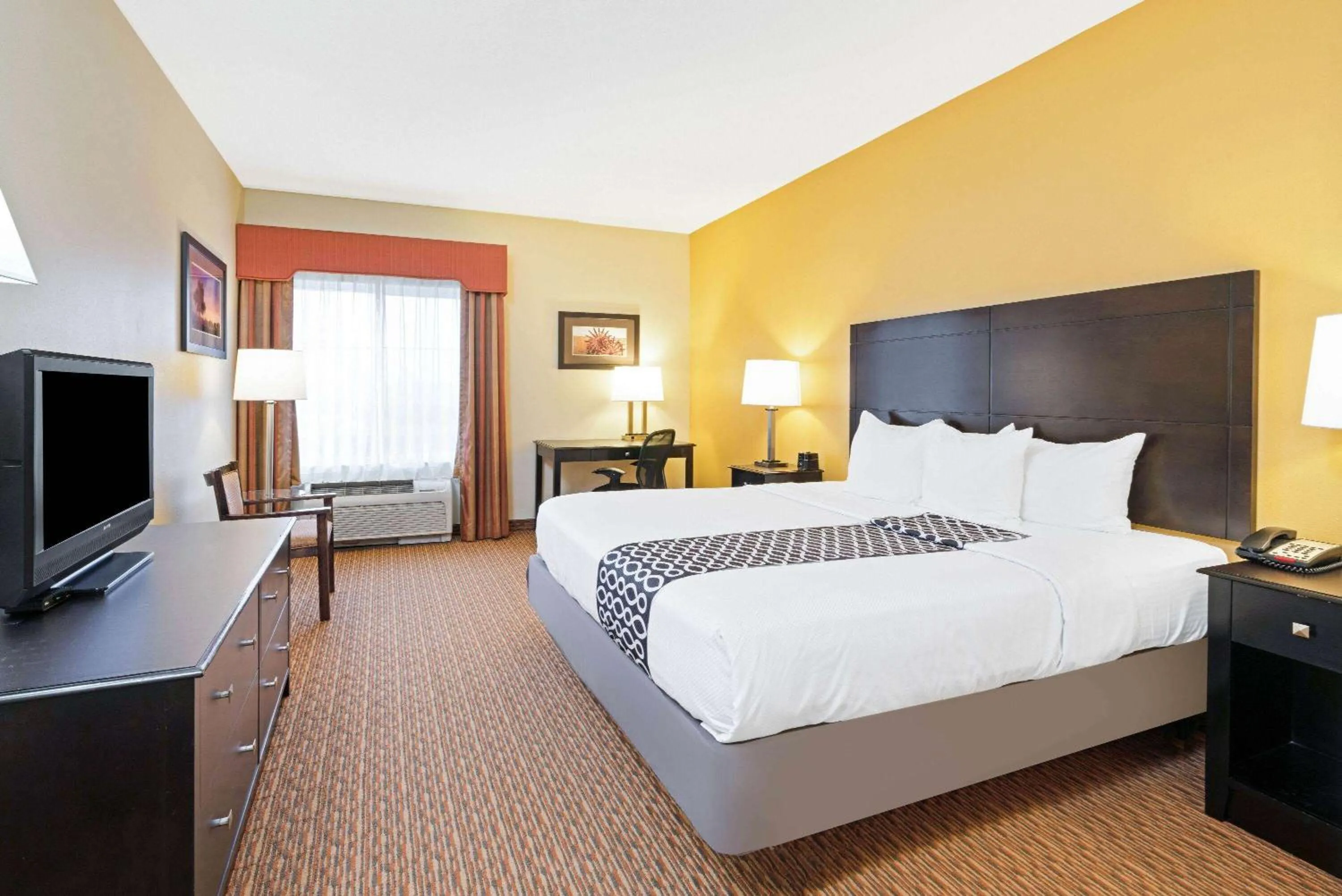 Photo of the whole room, Bed in La Quinta by Wyndham Stillwater -University Area