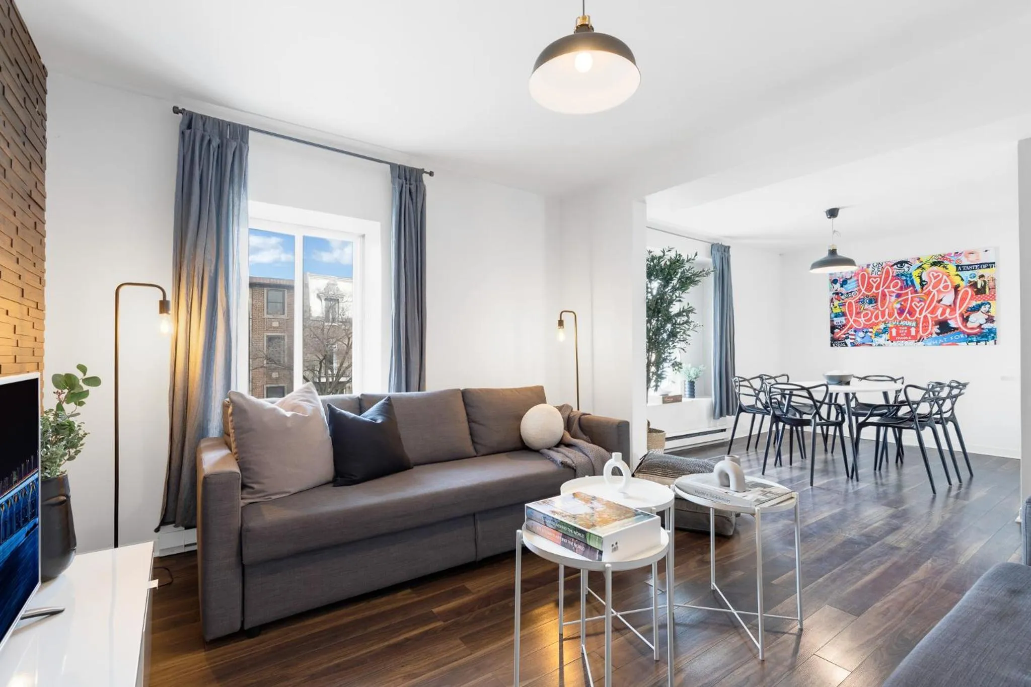 TV and multimedia in LiV MTL Soho