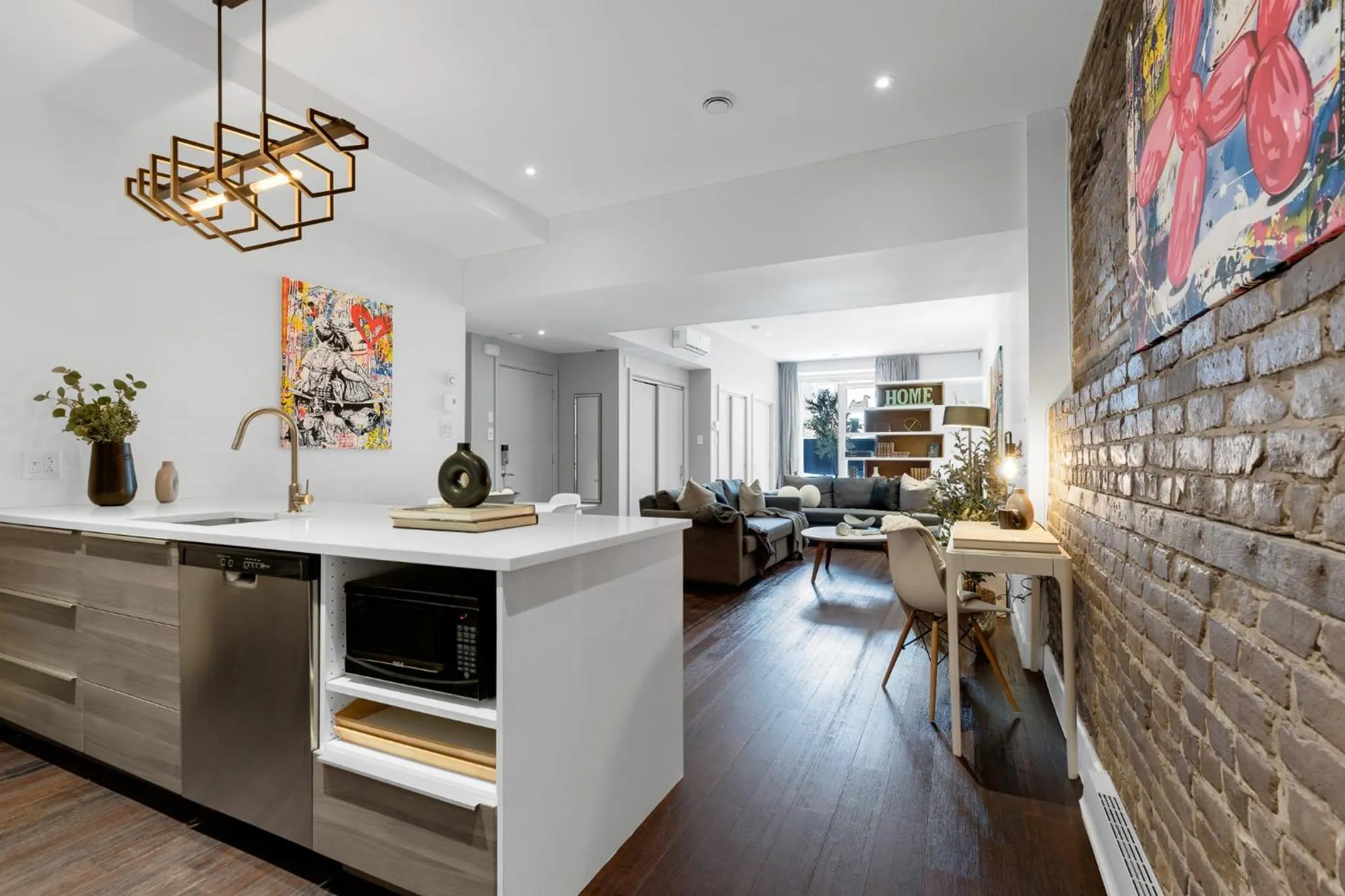 TV and multimedia in LiV MTL Soho