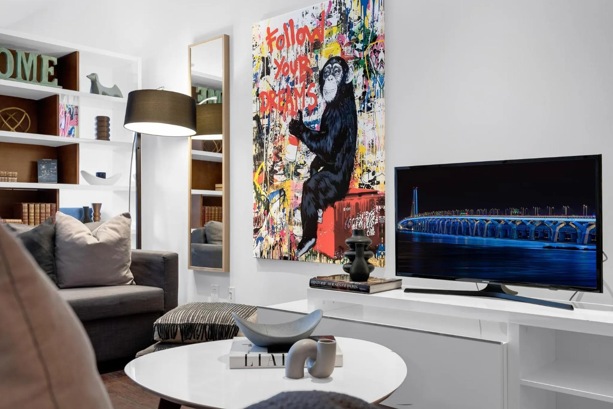 Communal lounge/ TV room in LiV MTL Soho