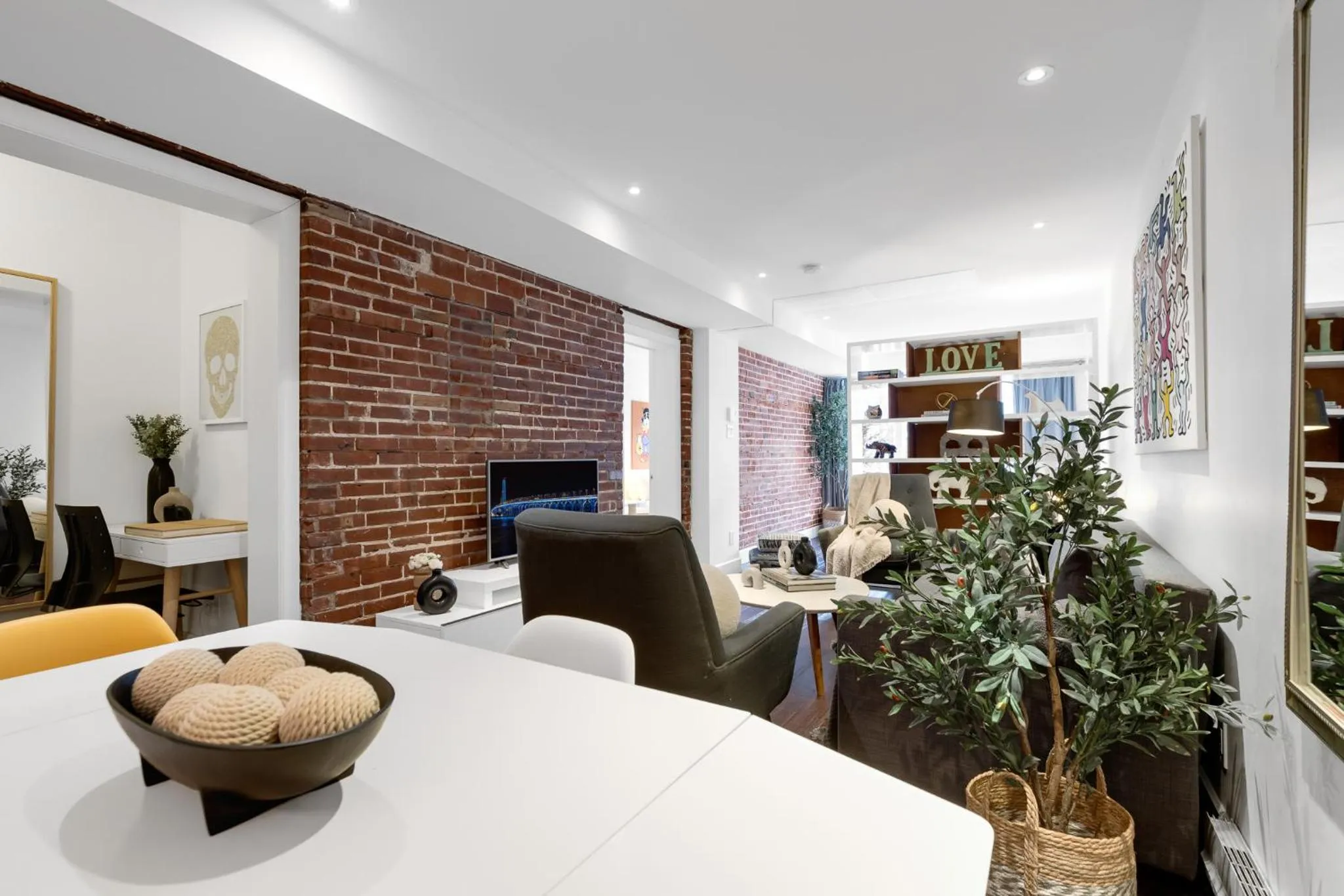 TV and multimedia in LiV MTL Soho