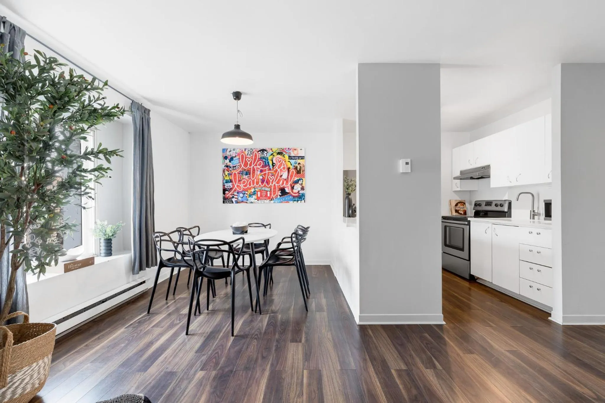 Kitchen or kitchenette in LiV MTL Soho