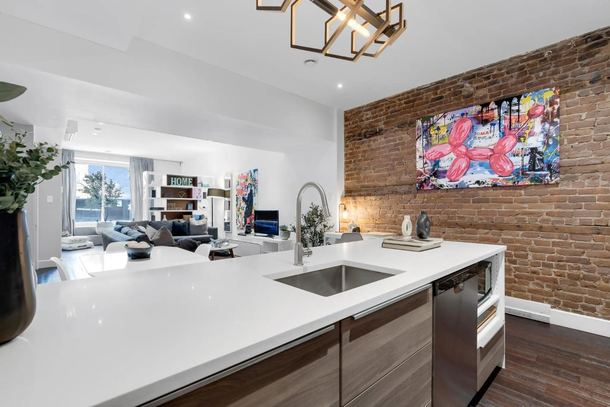 TV and multimedia in LiV MTL Soho