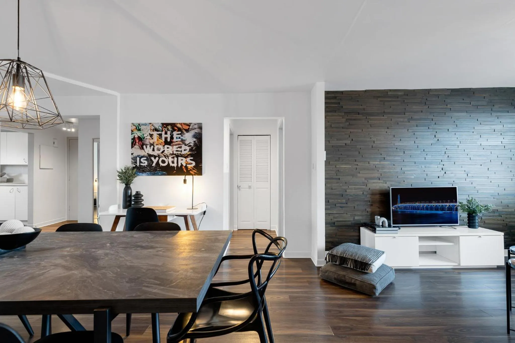 TV and multimedia in LiV MTL Soho