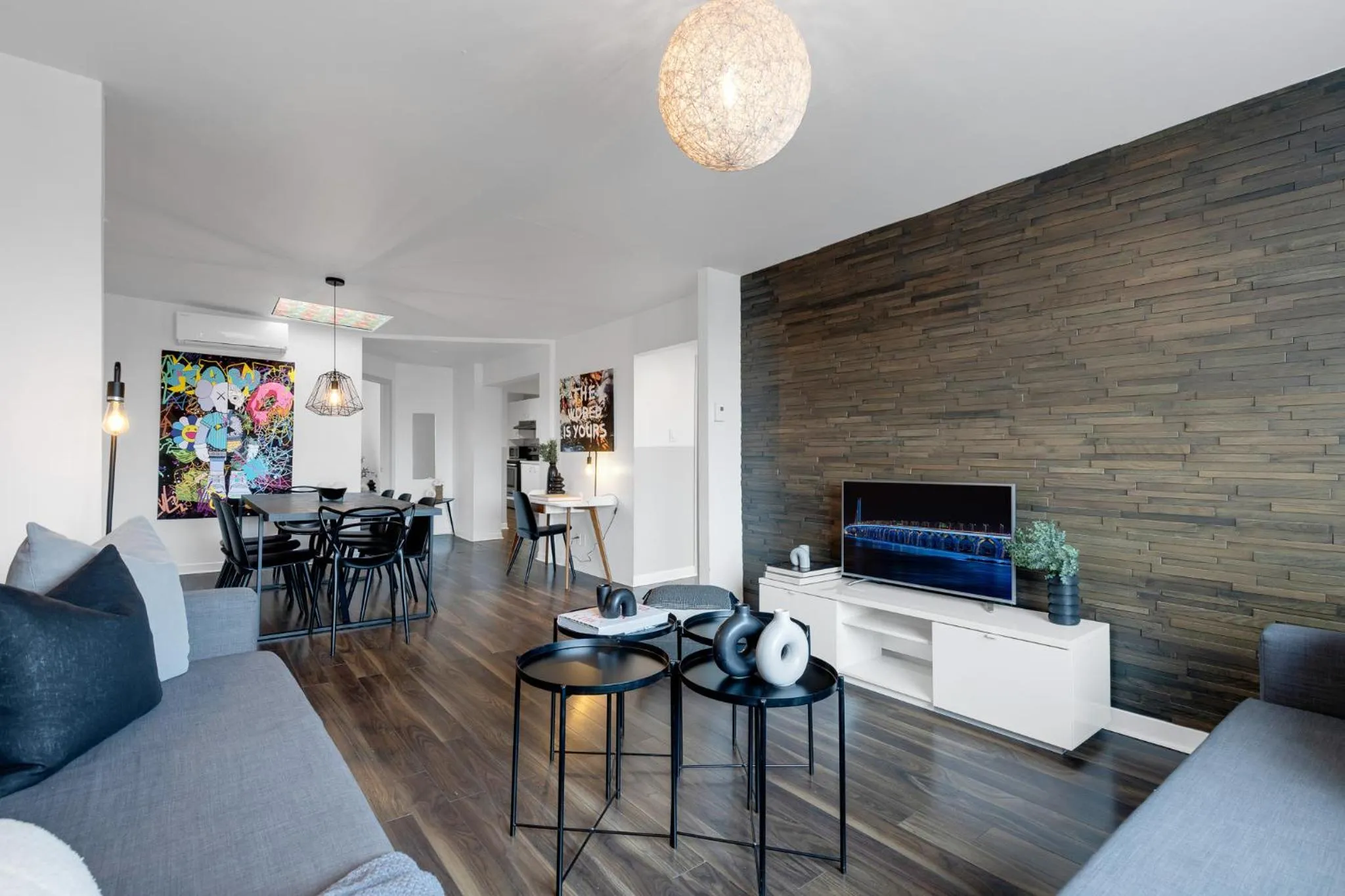 TV and multimedia in LiV MTL Soho