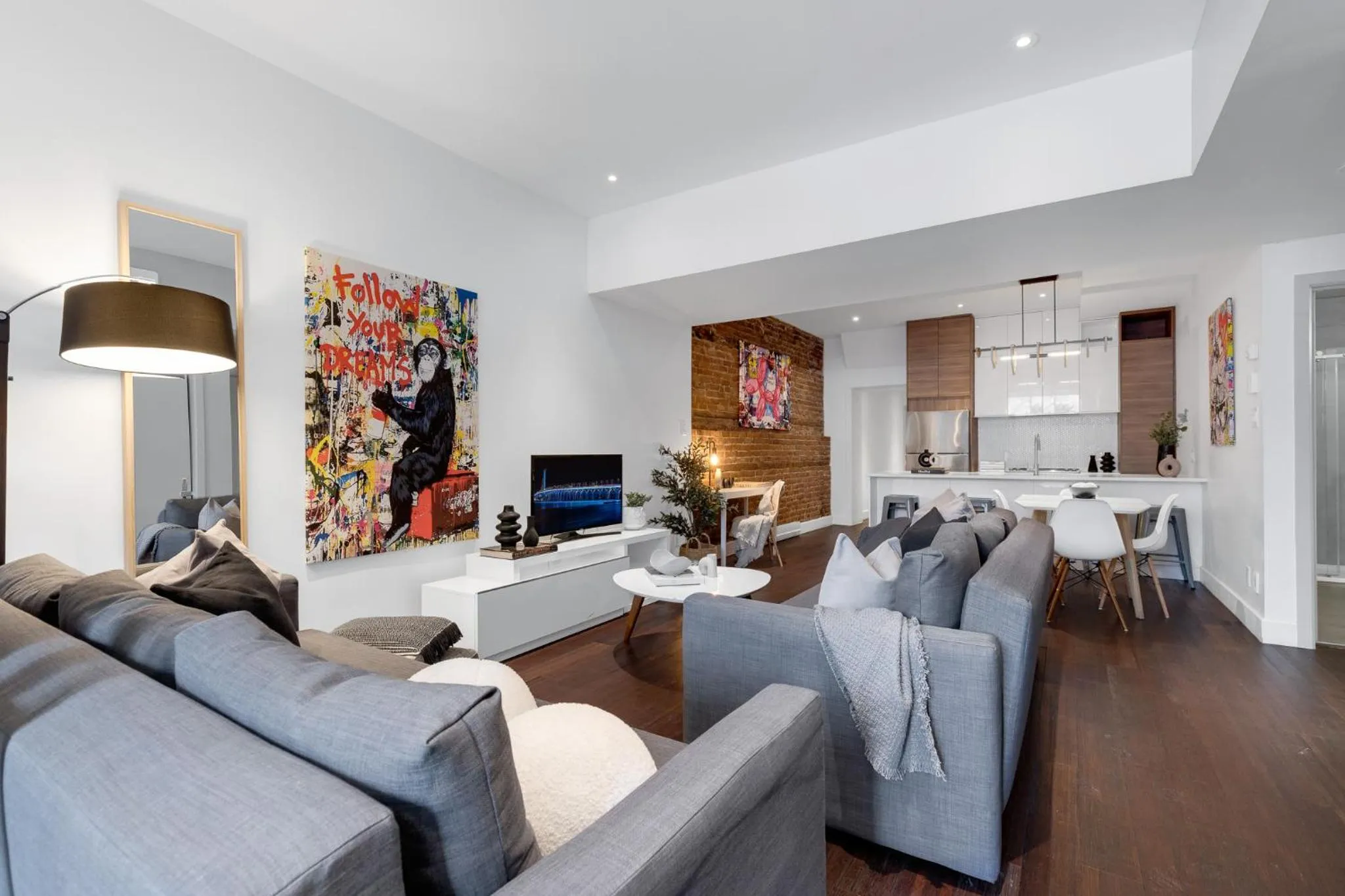 TV and multimedia in LiV MTL Soho