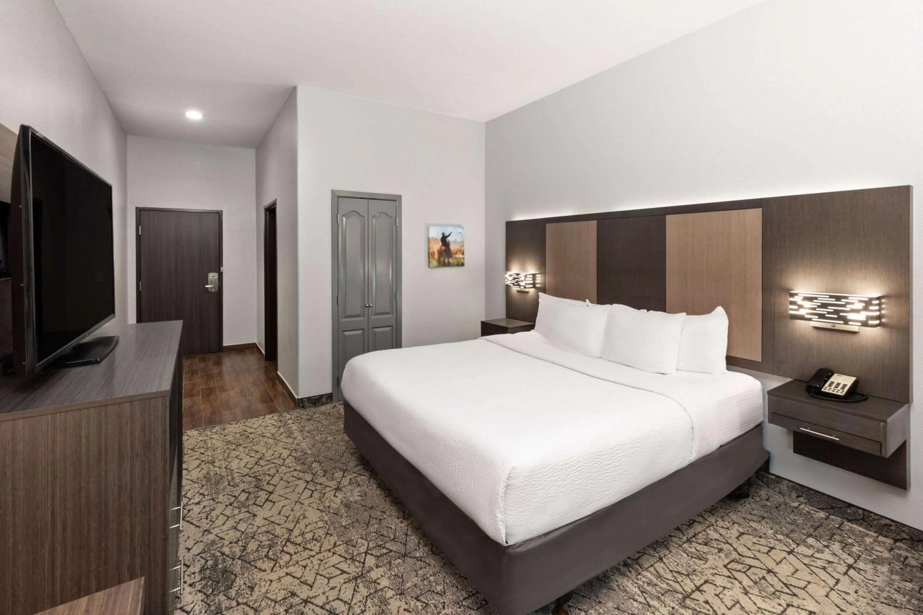 Photo of the whole room, Bed in La Quinta by Wyndham McAlester