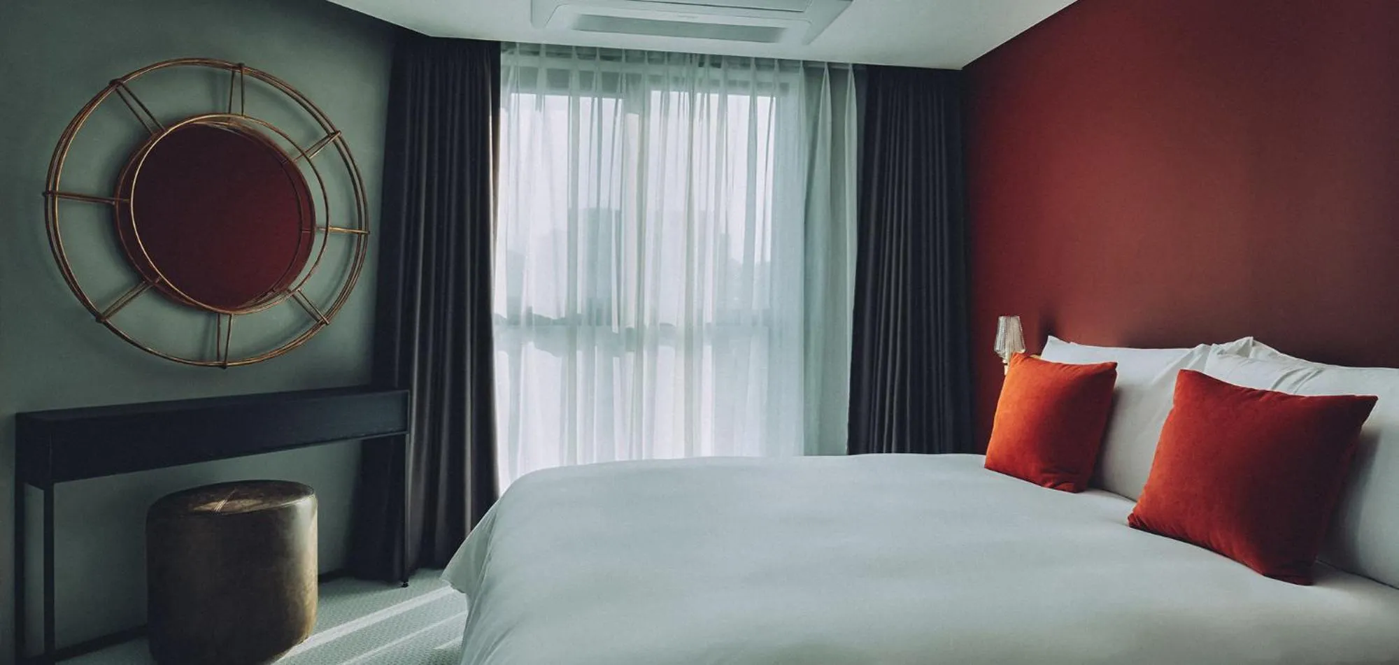 Bedroom, Bed in Hotel Alice and Trunk