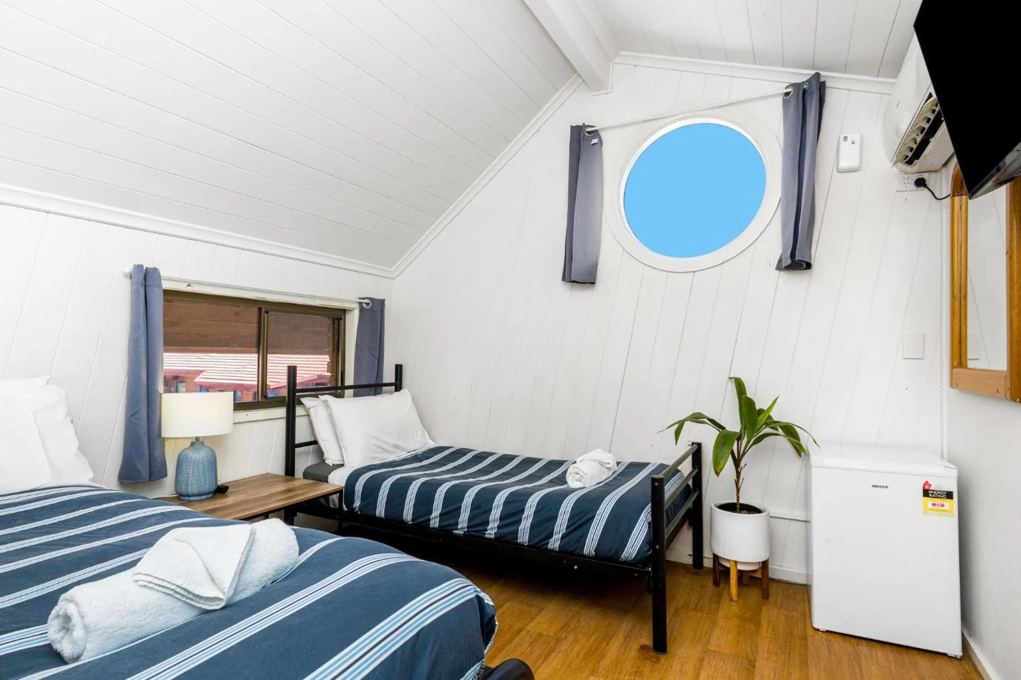 Photo of the whole room, Bed in Aquarius Backpackers Resort