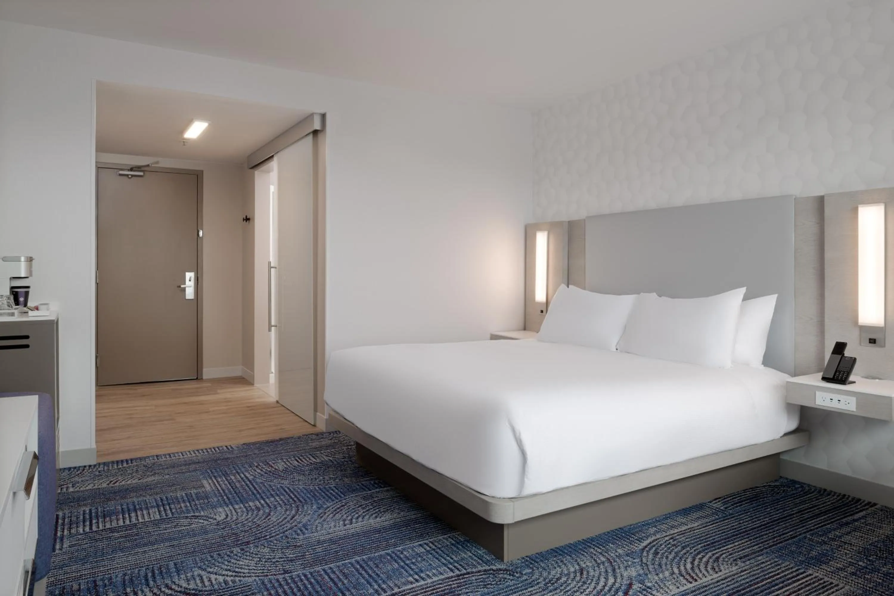 Photo of the whole room, Bed in Hilton Santa Clara