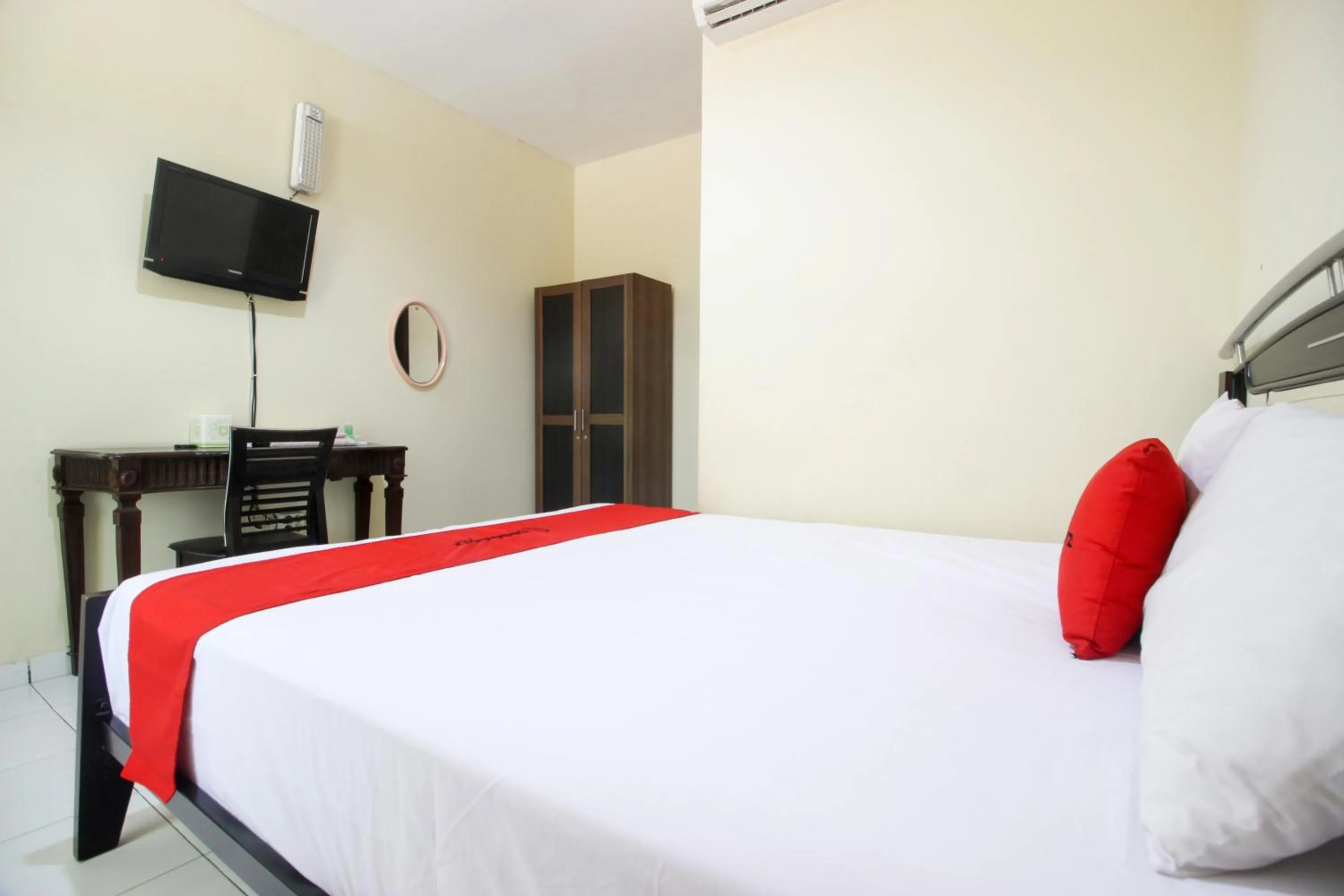 Bedroom, Bed in RedDoorz near RS Sarjito Yogyakarta 2