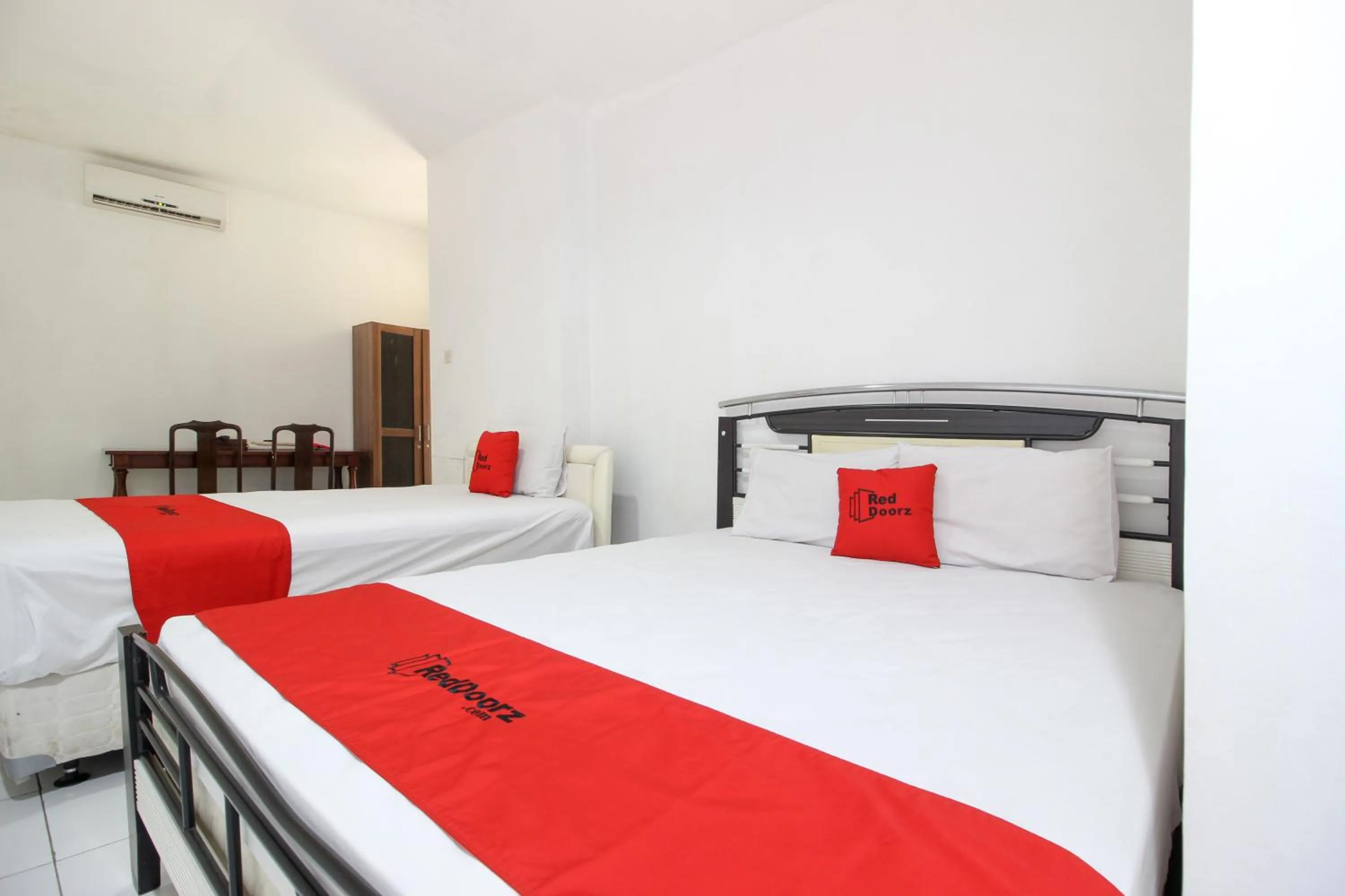 Bedroom, Bed in RedDoorz near RS Sarjito Yogyakarta 2