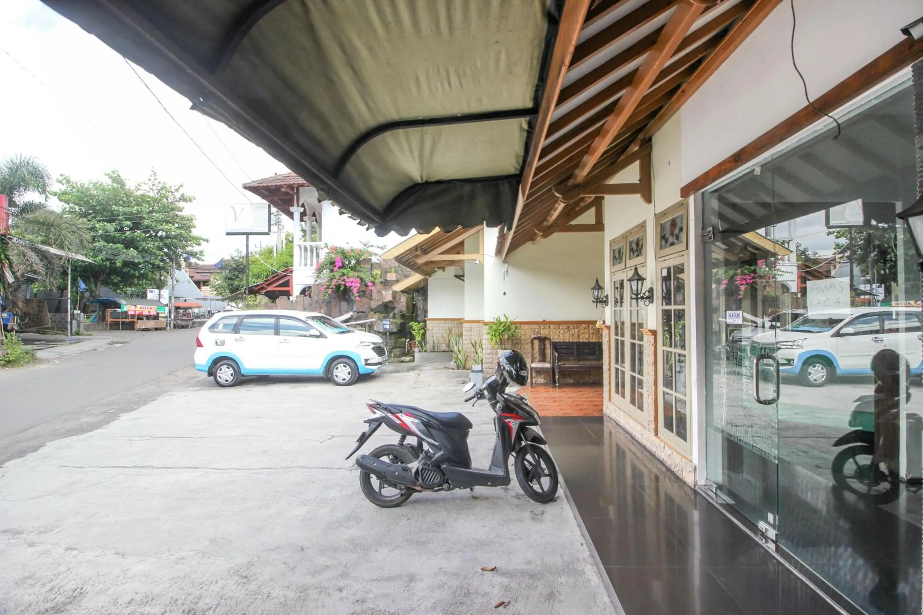 Property building in RedDoorz near RS Sarjito Yogyakarta 2