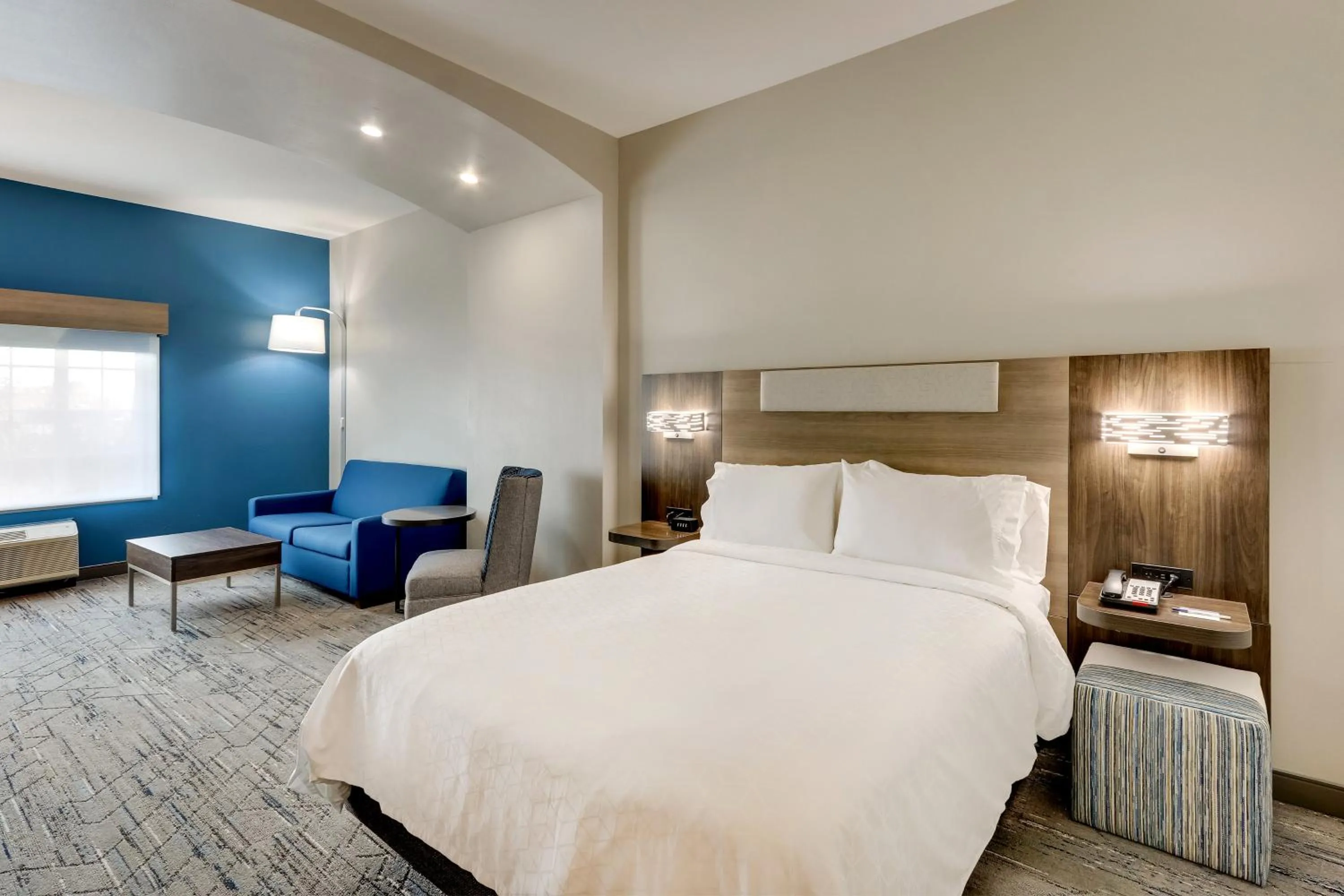 Photo of the whole room, Bed in Holiday Inn Express & Suites - Ardmore by IHG