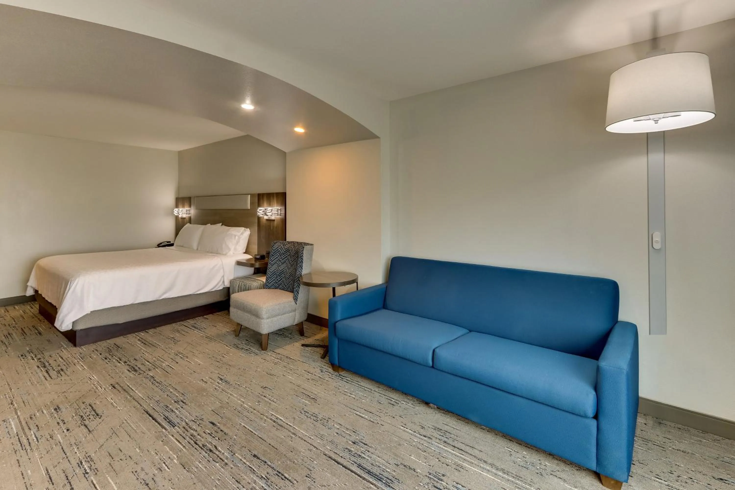 Photo of the whole room, Bed in Holiday Inn Express & Suites - Ardmore by IHG