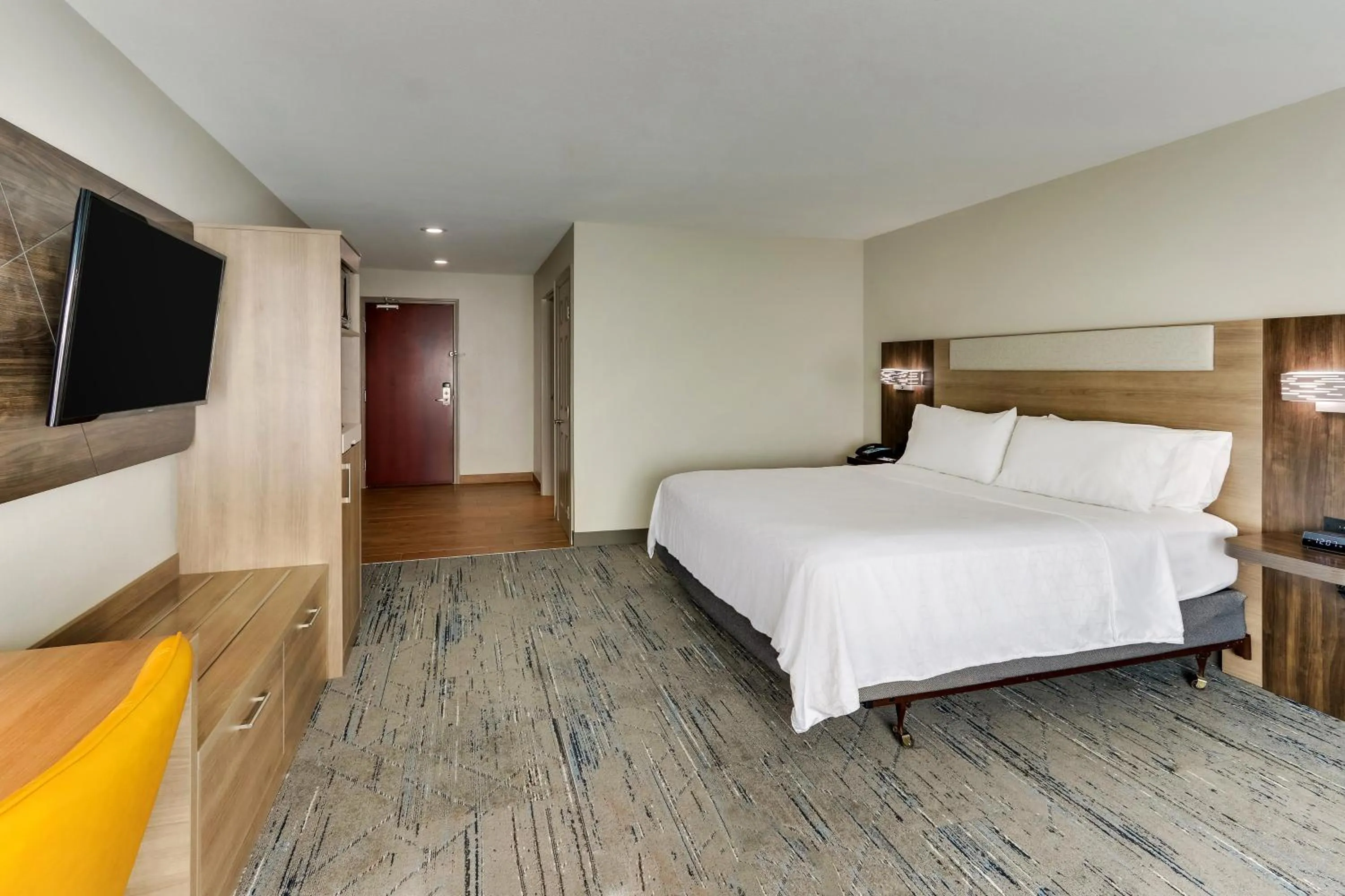 Photo of the whole room, Bed in Holiday Inn Express & Suites - Ardmore by IHG