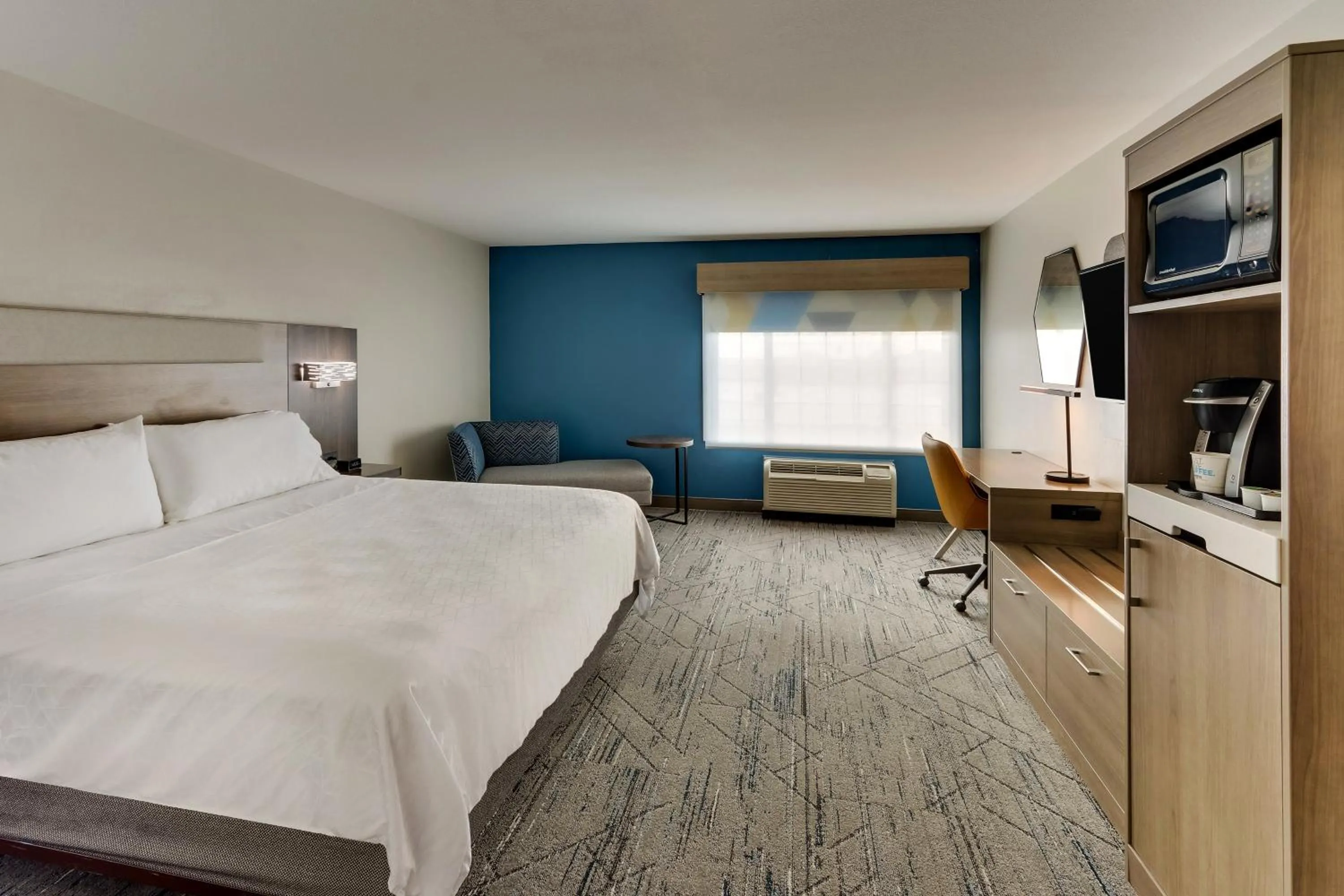 Photo of the whole room, Bed in Holiday Inn Express & Suites - Ardmore by IHG