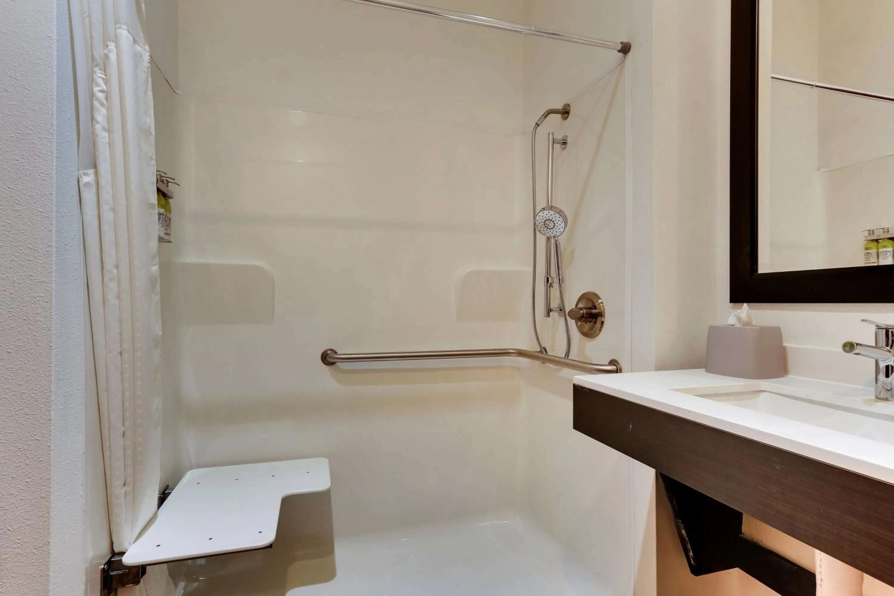 Photo of the whole room in Holiday Inn Express & Suites - Ardmore by IHG