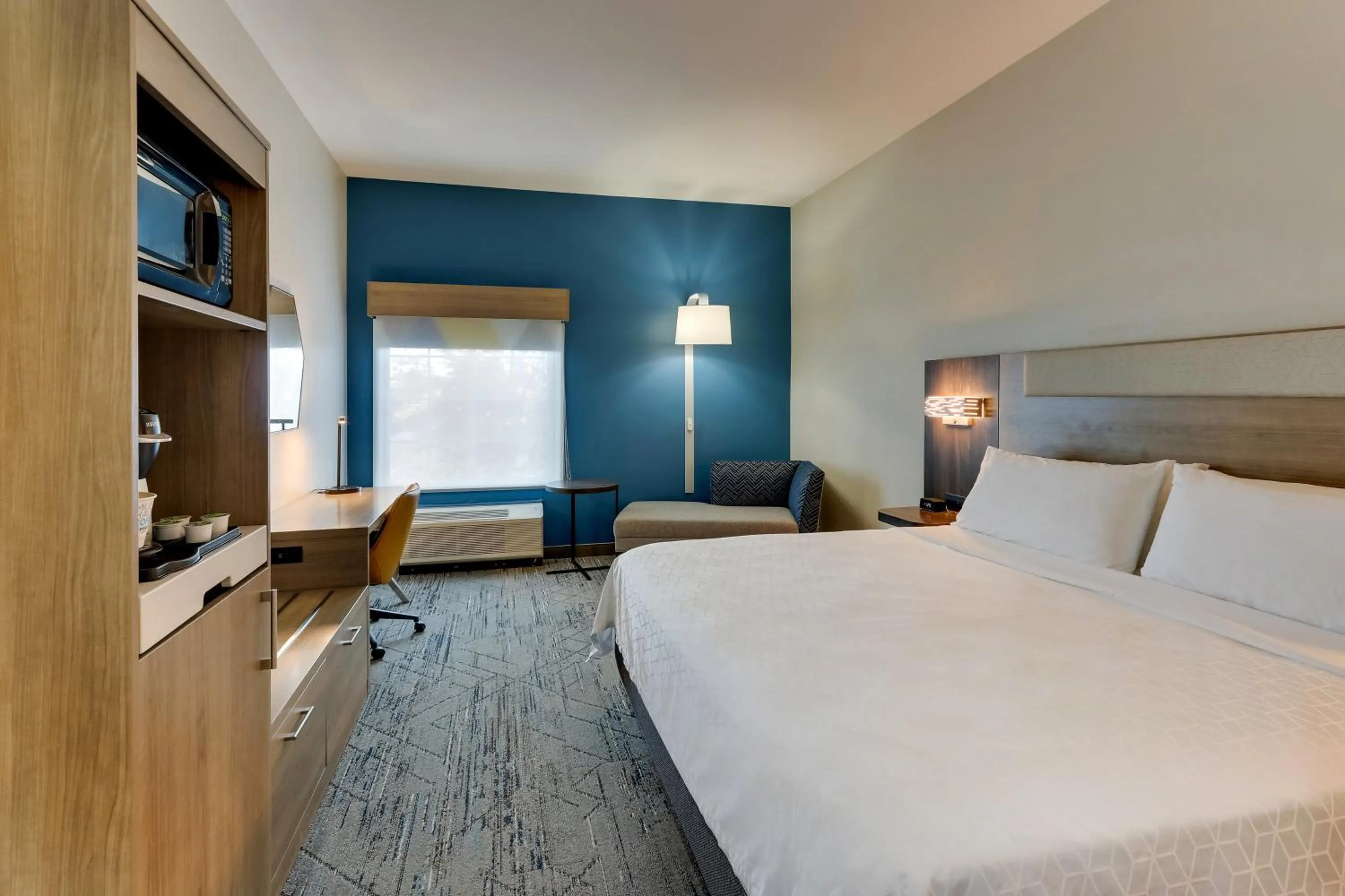 Photo of the whole room, Bed in Holiday Inn Express & Suites - Ardmore by IHG