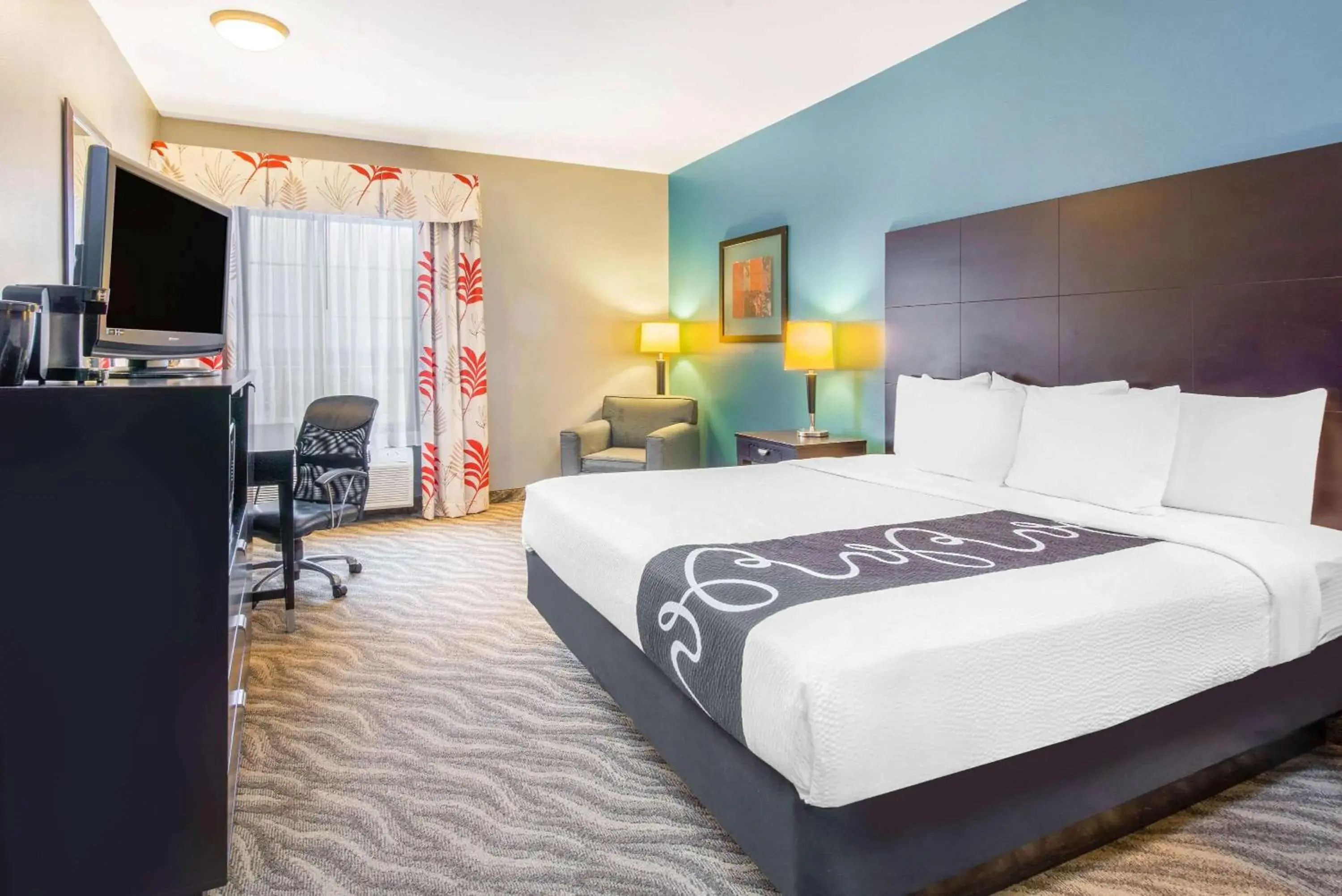 Junior King Suite - Non-Smoking in La Quinta by Wyndham Glen Rose Junior King Suite - Non-Smoking in La Quinta by Wyndham Glen Rose