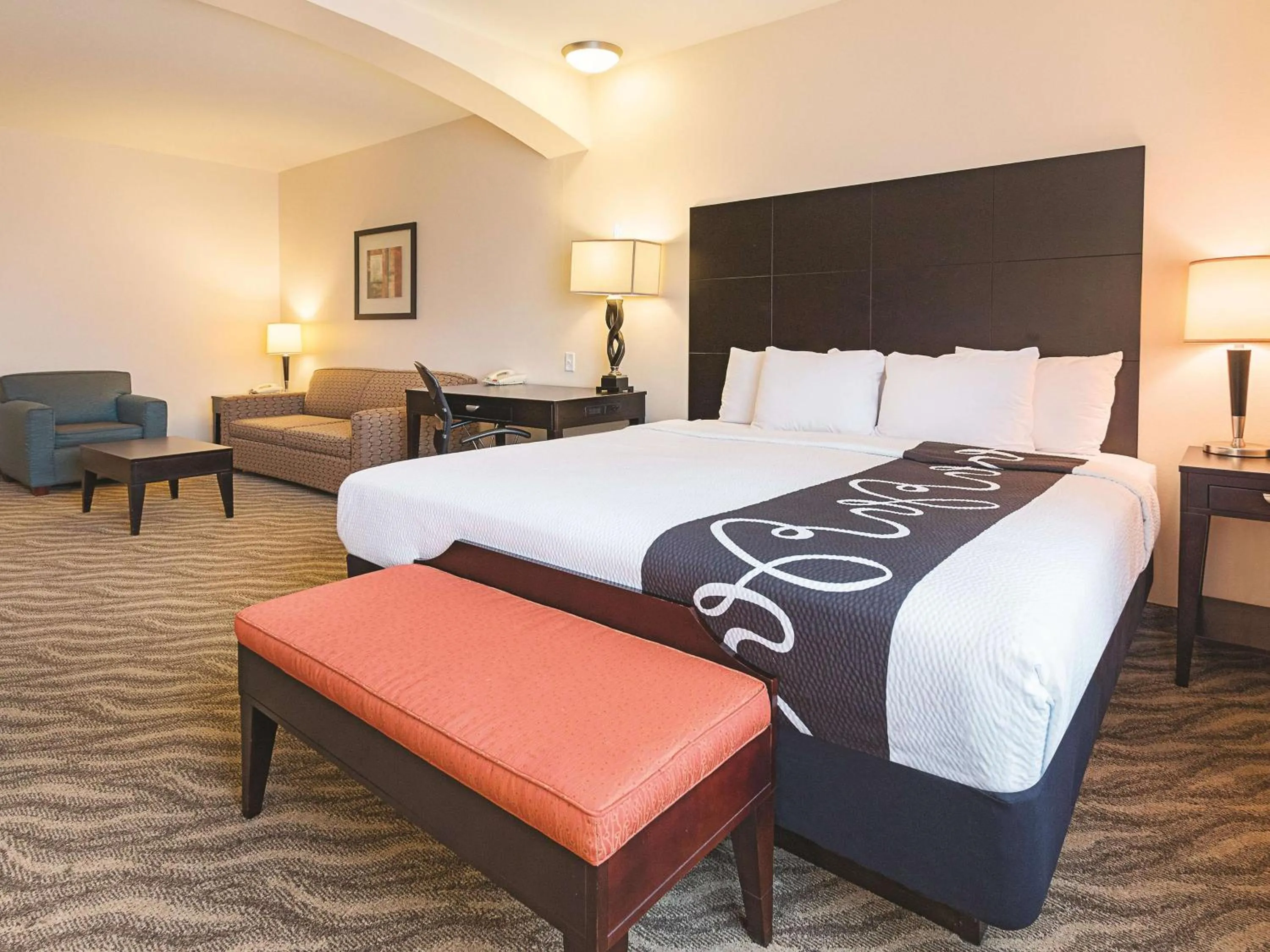 Photo of the whole room, Bed in La Quinta by Wyndham Glen Rose