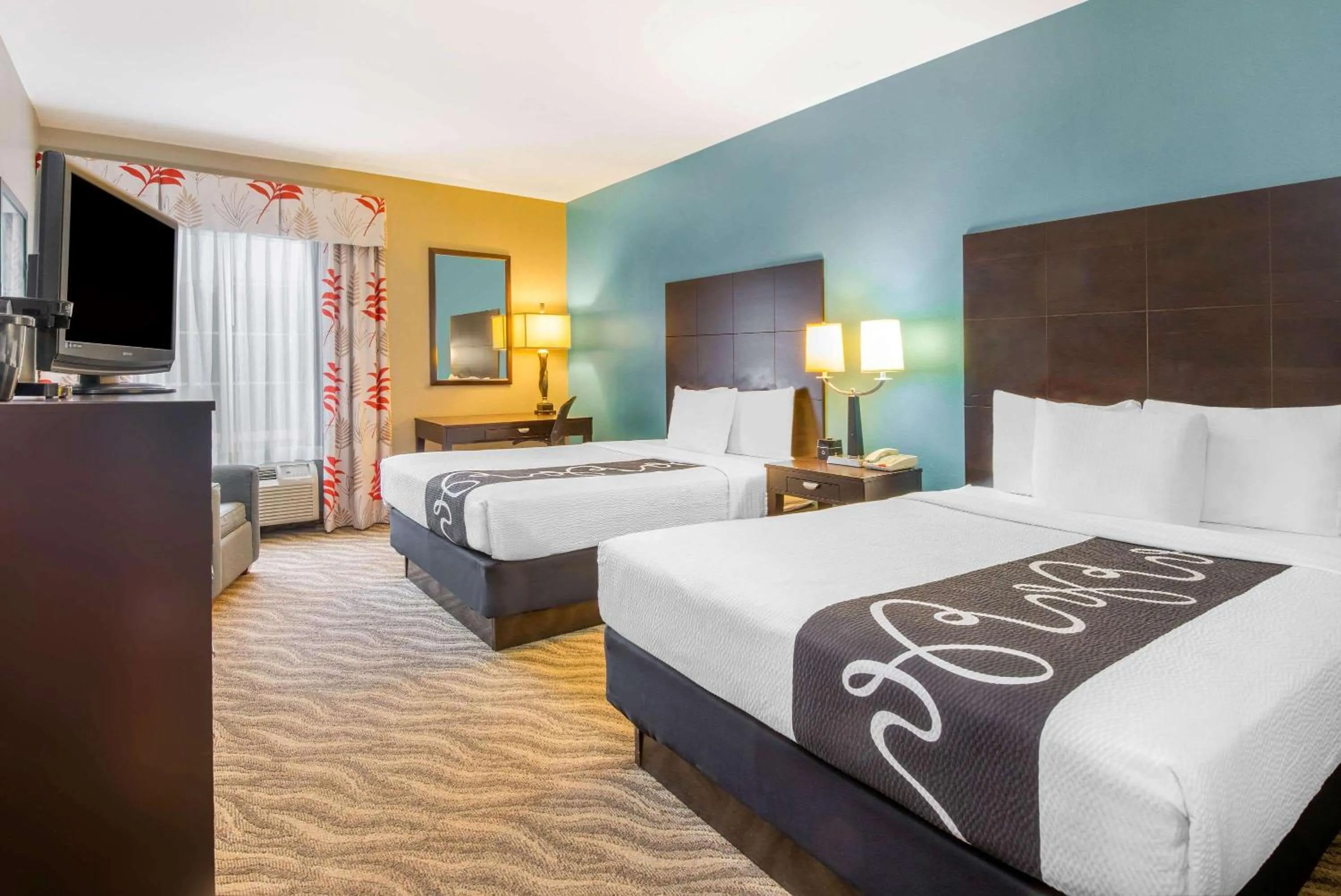 Photo of the whole room, Bed in La Quinta by Wyndham Glen Rose