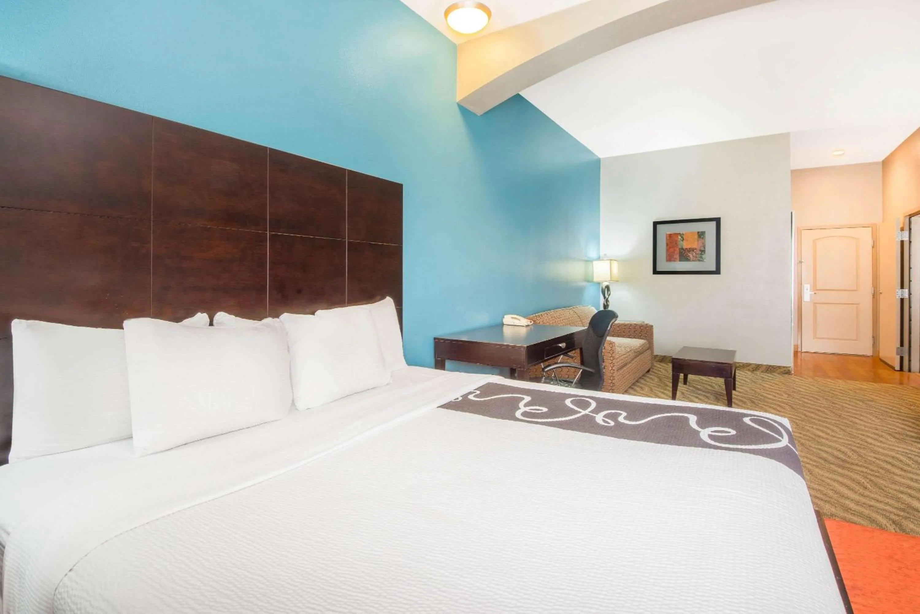 Photo of the whole room, Bed in La Quinta by Wyndham Glen Rose