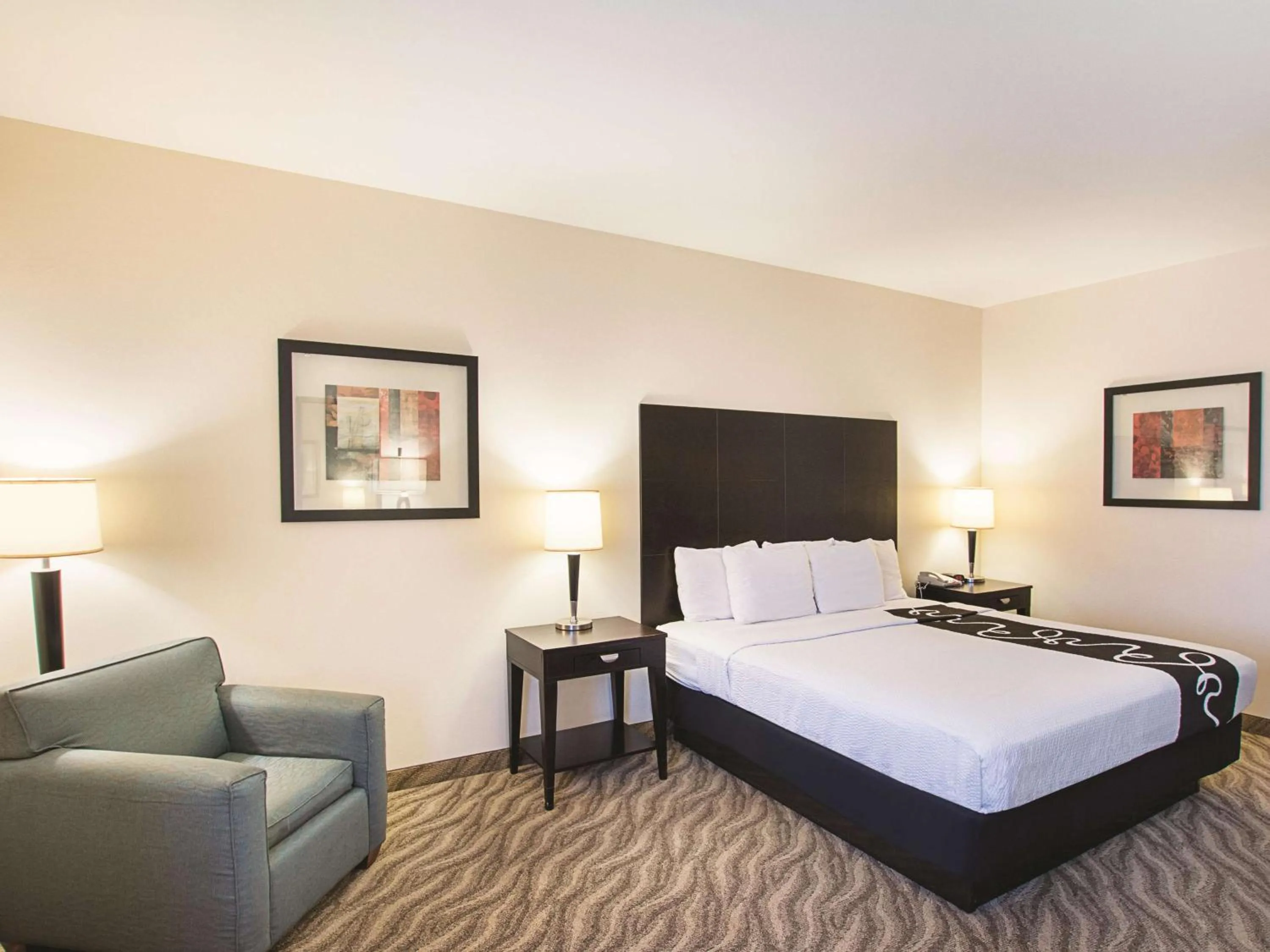 Photo of the whole room, Bed in La Quinta by Wyndham Glen Rose