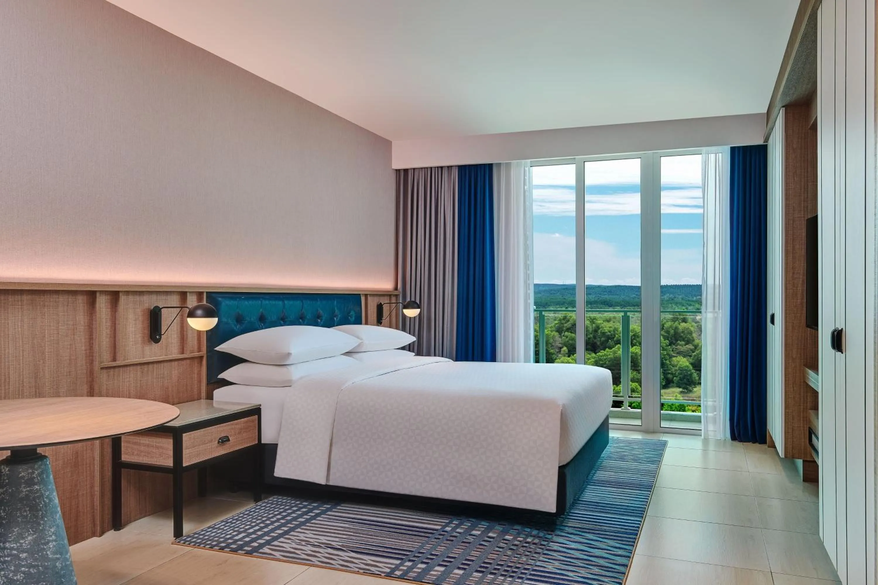 Photo of the whole room, Bed in Four Points by Sheraton Desaru