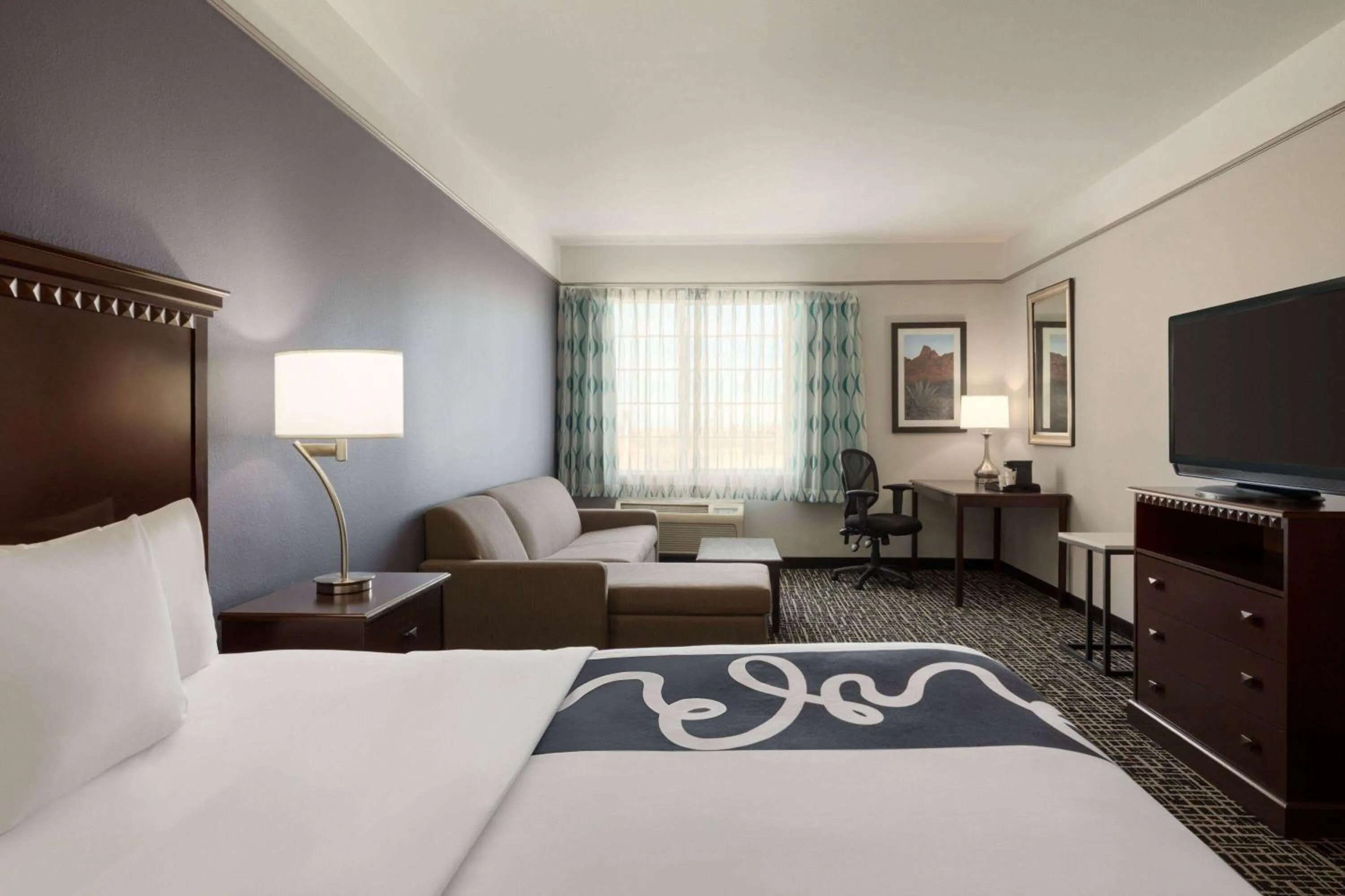 Photo of the whole room, Bed in La Quinta by Wyndham Dumas