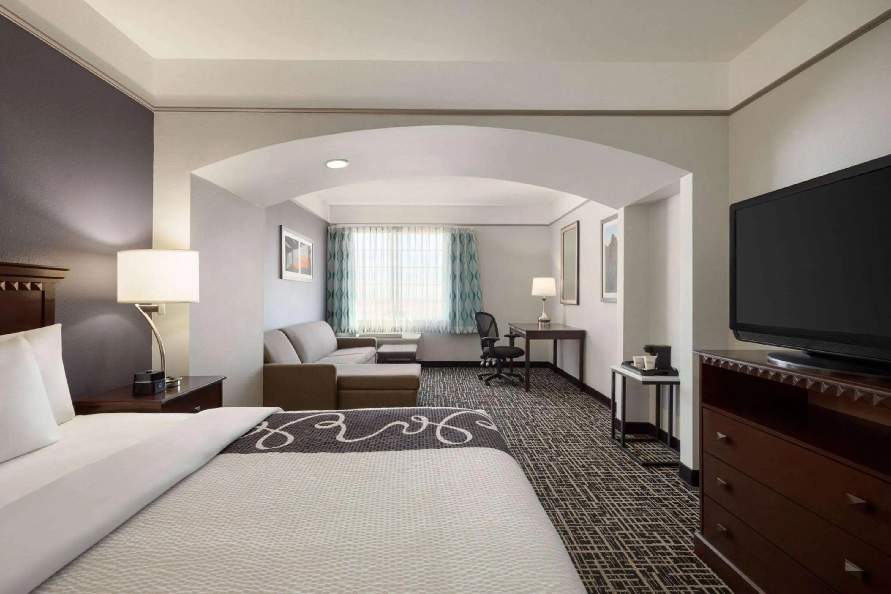 Photo of the whole room, Bed in La Quinta by Wyndham Dumas