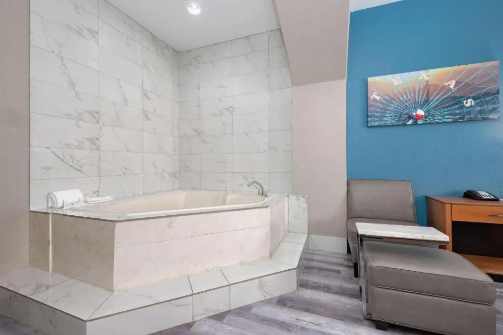 Bath in La Quinta by Wyndham Alvarado