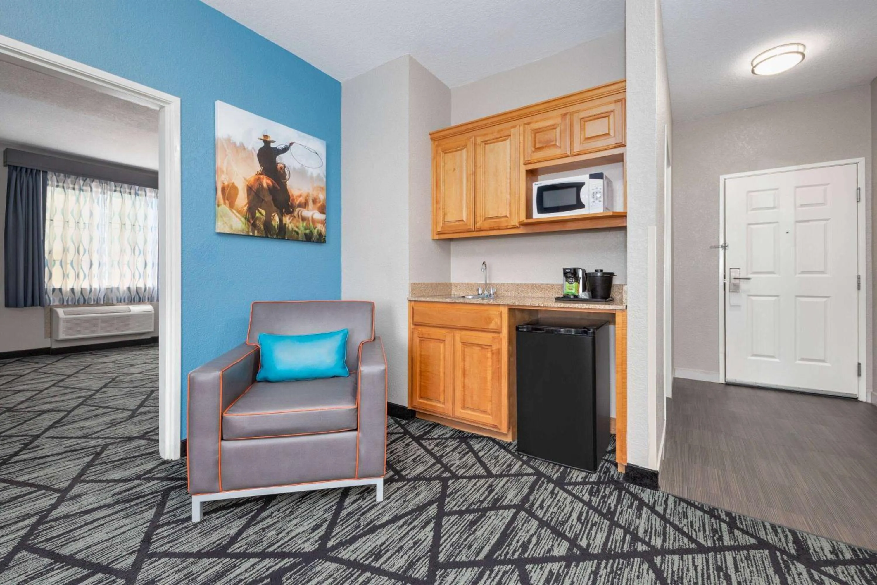 Photo of the whole room in La Quinta by Wyndham Alvarado