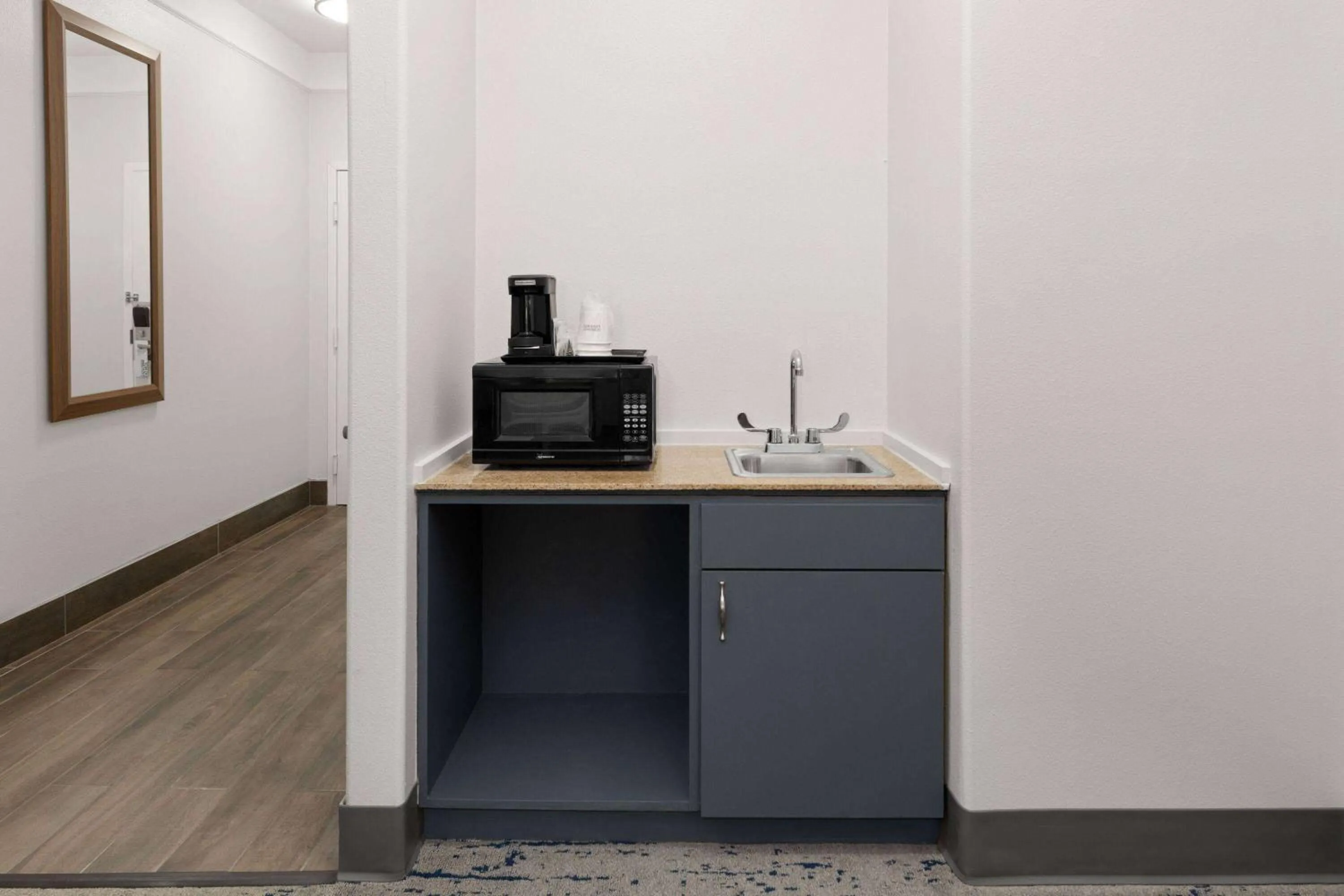 Photo of the whole room in La Quinta by Wyndham Angleton