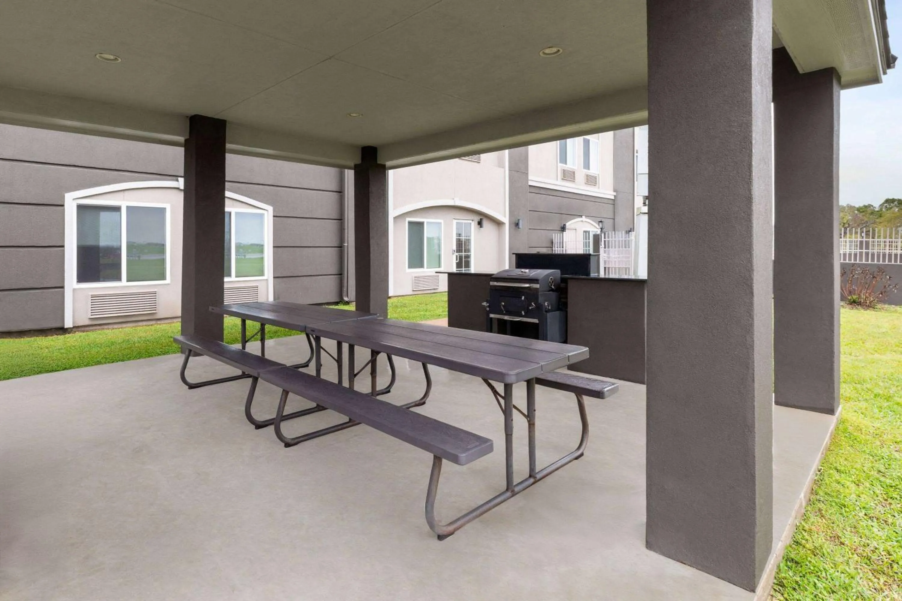 BBQ facilities in La Quinta by Wyndham Angleton