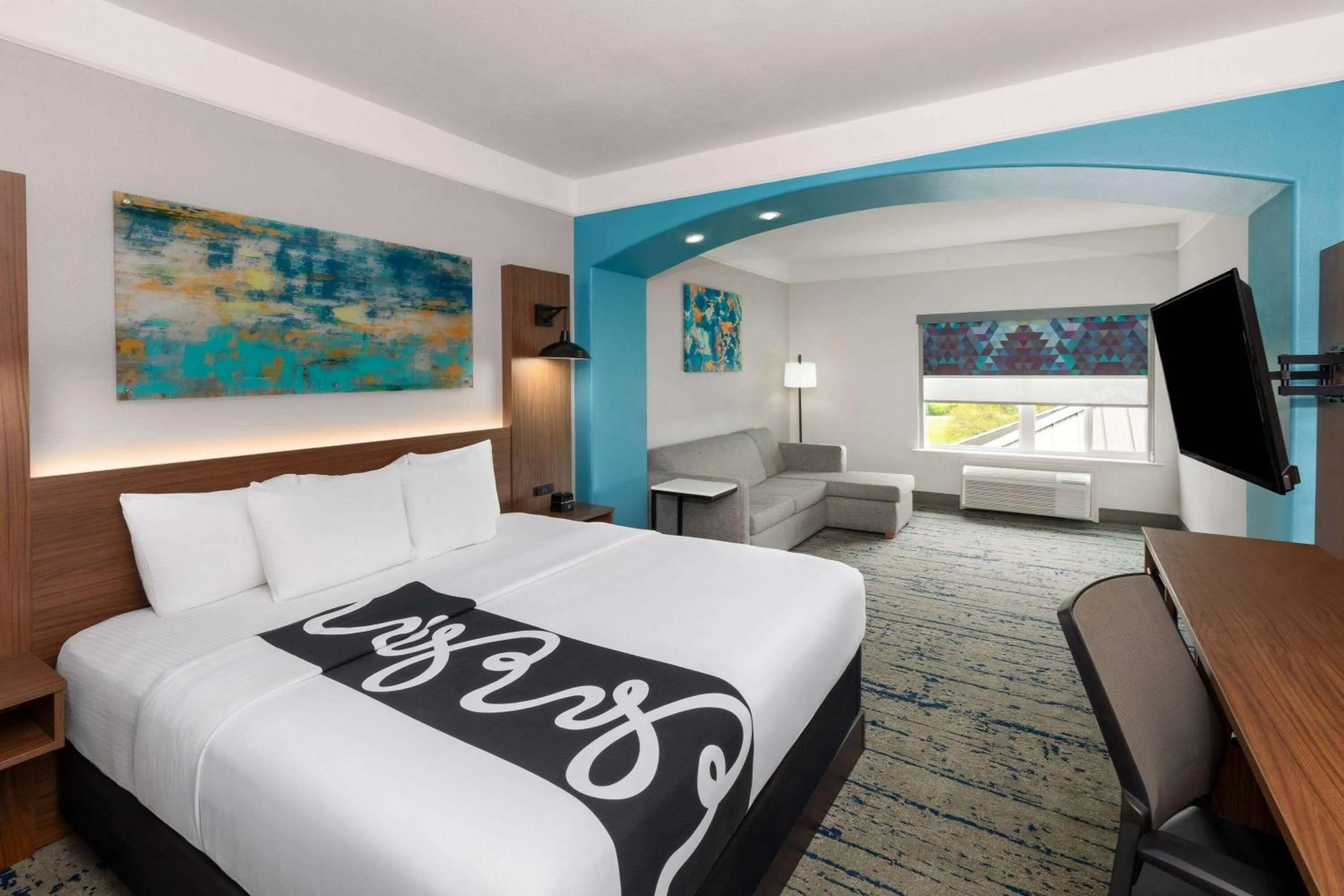 Photo of the whole room, Bed in La Quinta by Wyndham Angleton