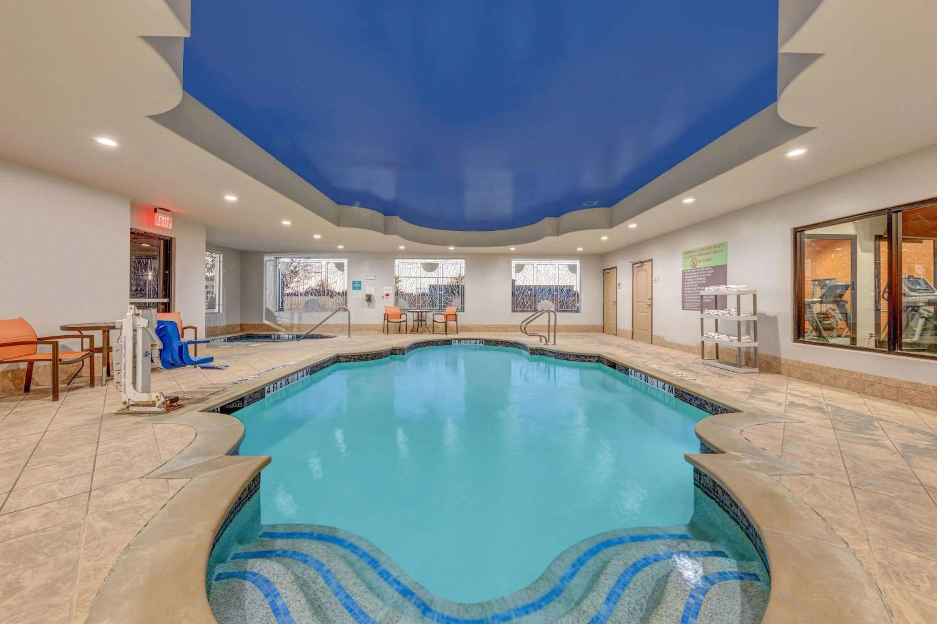 Swimming pool in La Quinta by Wyndham Woodway - Waco South