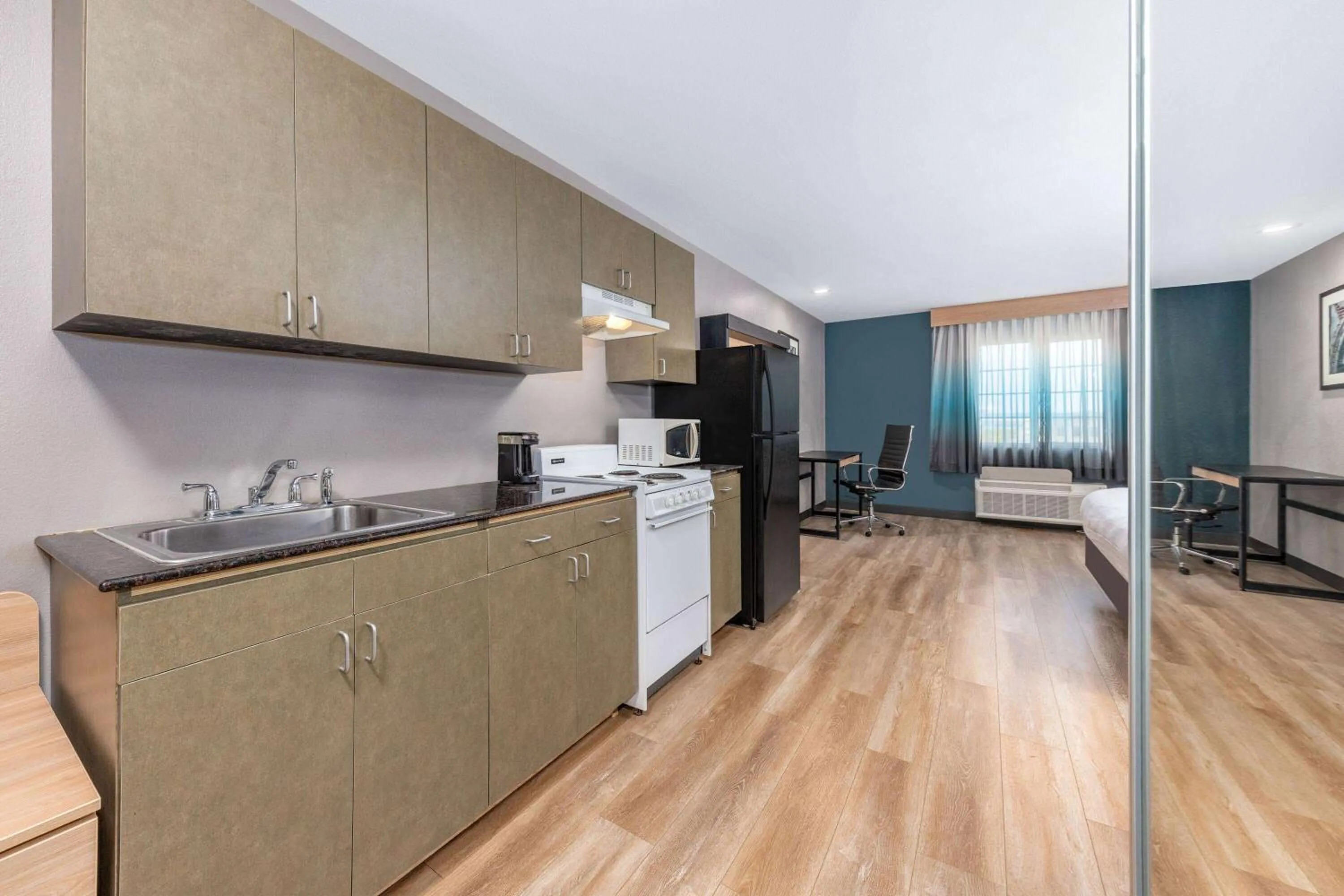 Photo of the whole room in La Quinta by Wyndham Woodway - Waco South