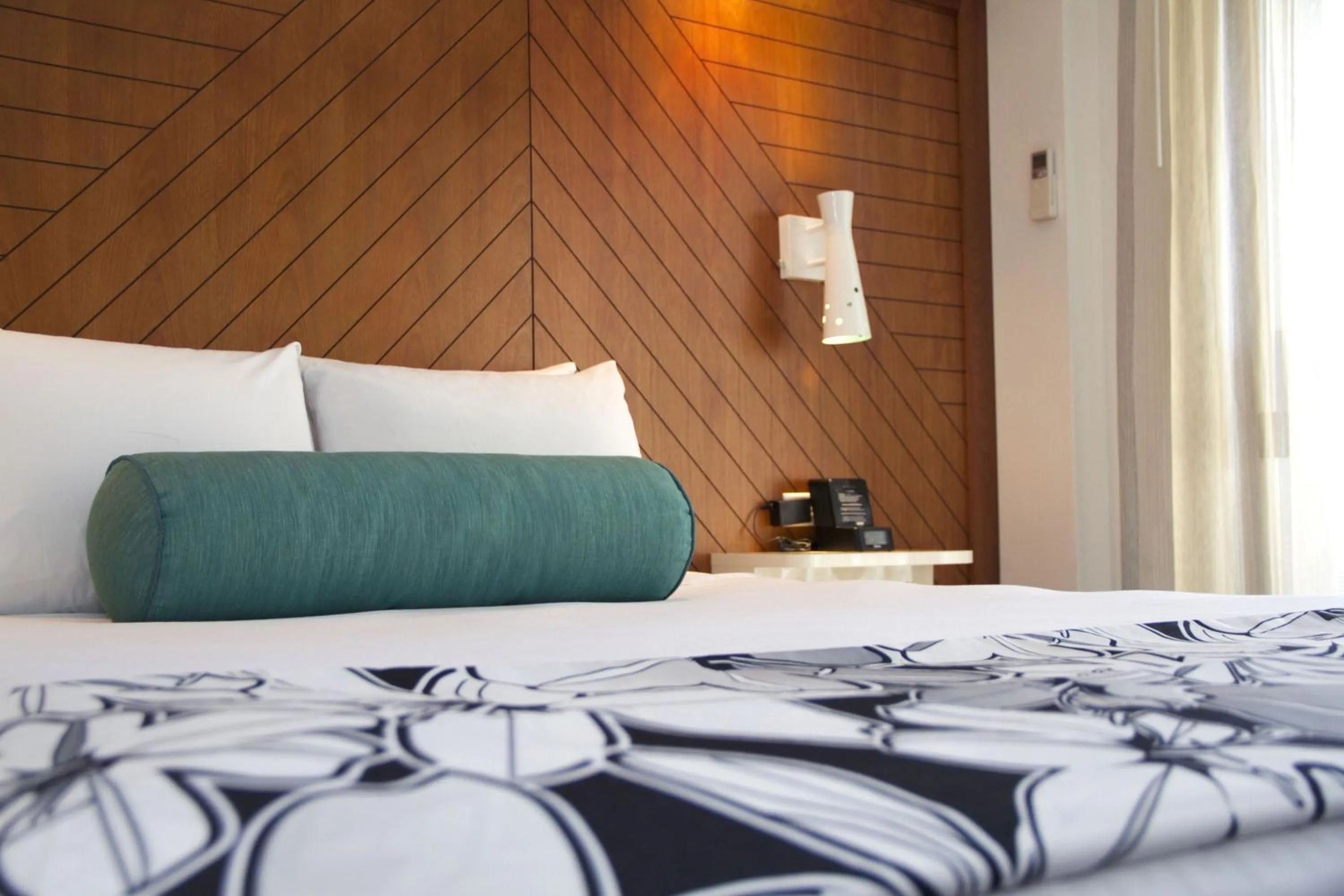 Bed in Oasis Hotel Waikiki