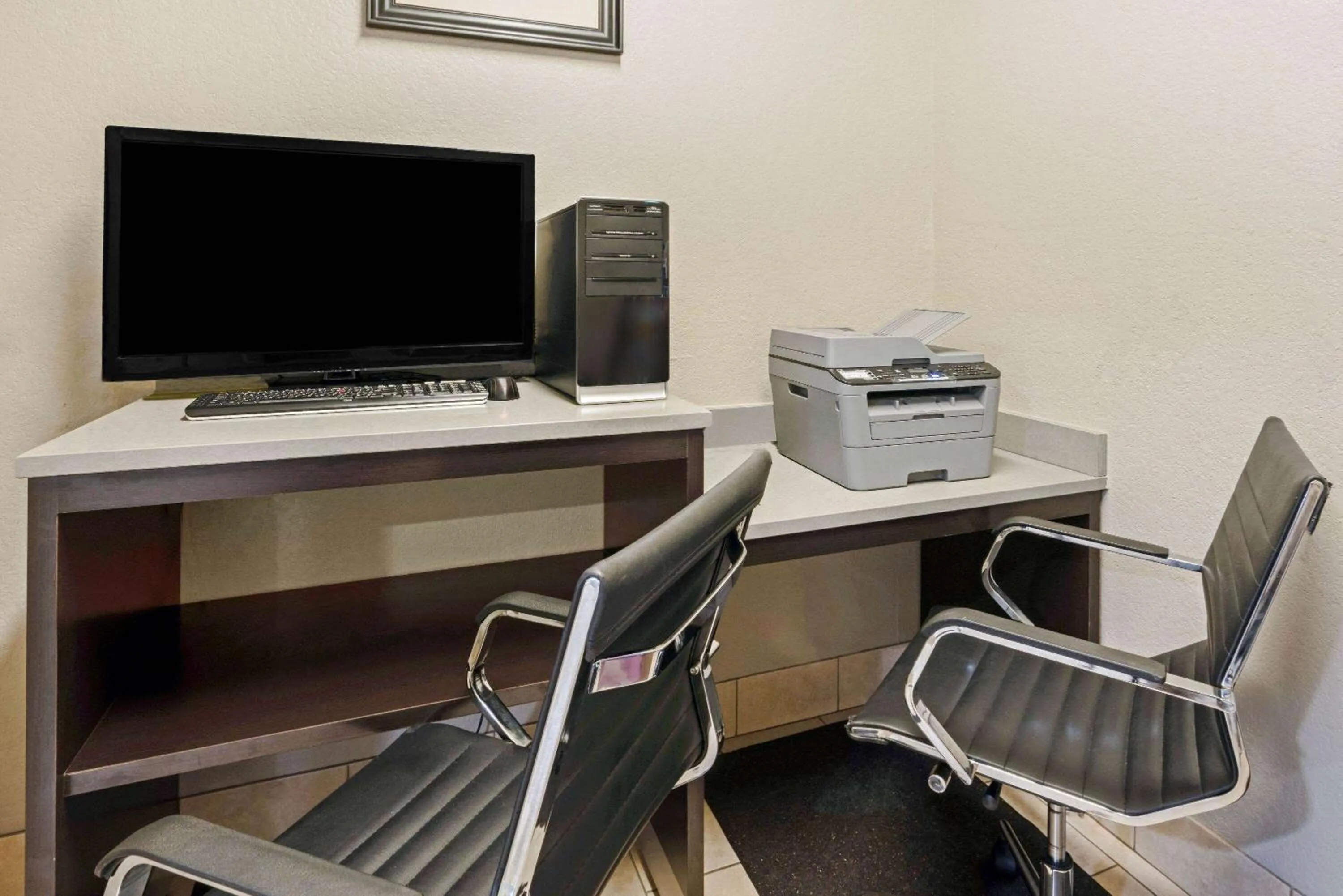 Business facilities in La Quinta by Wyndham Ada