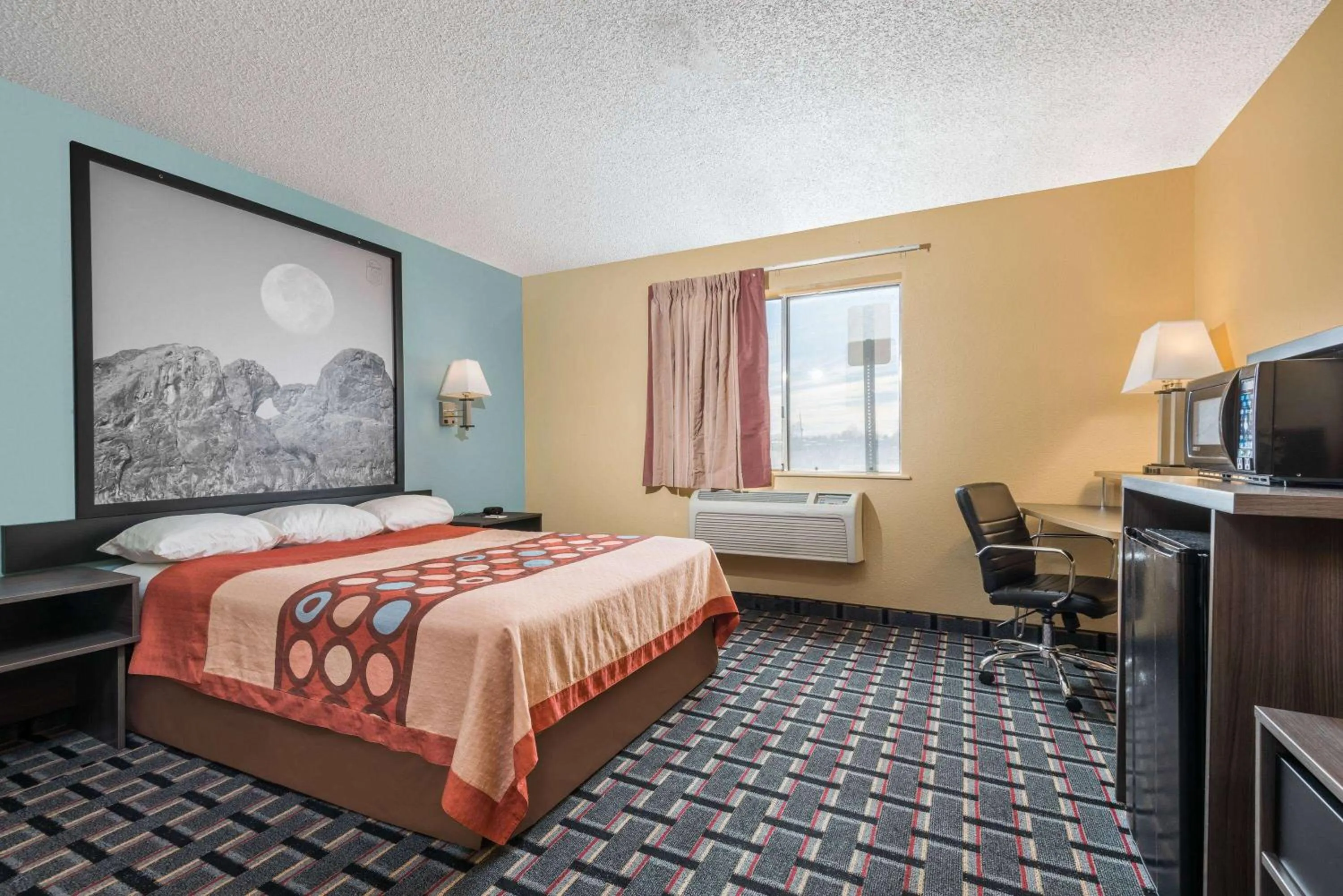 Photo of the whole room in Super 8 by Wyndham Henderson North East Denver