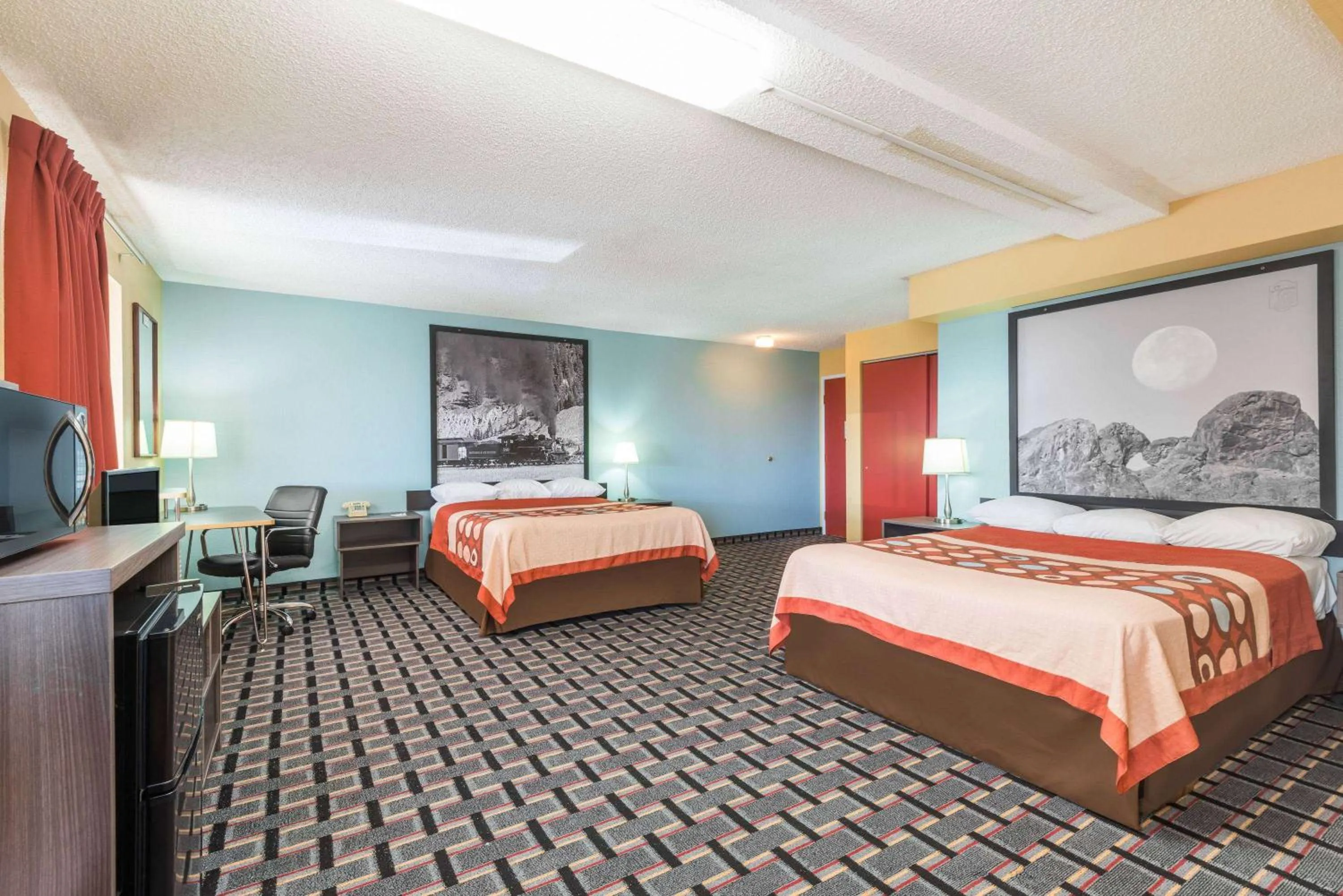 Photo of the whole room in Super 8 by Wyndham Henderson North East Denver