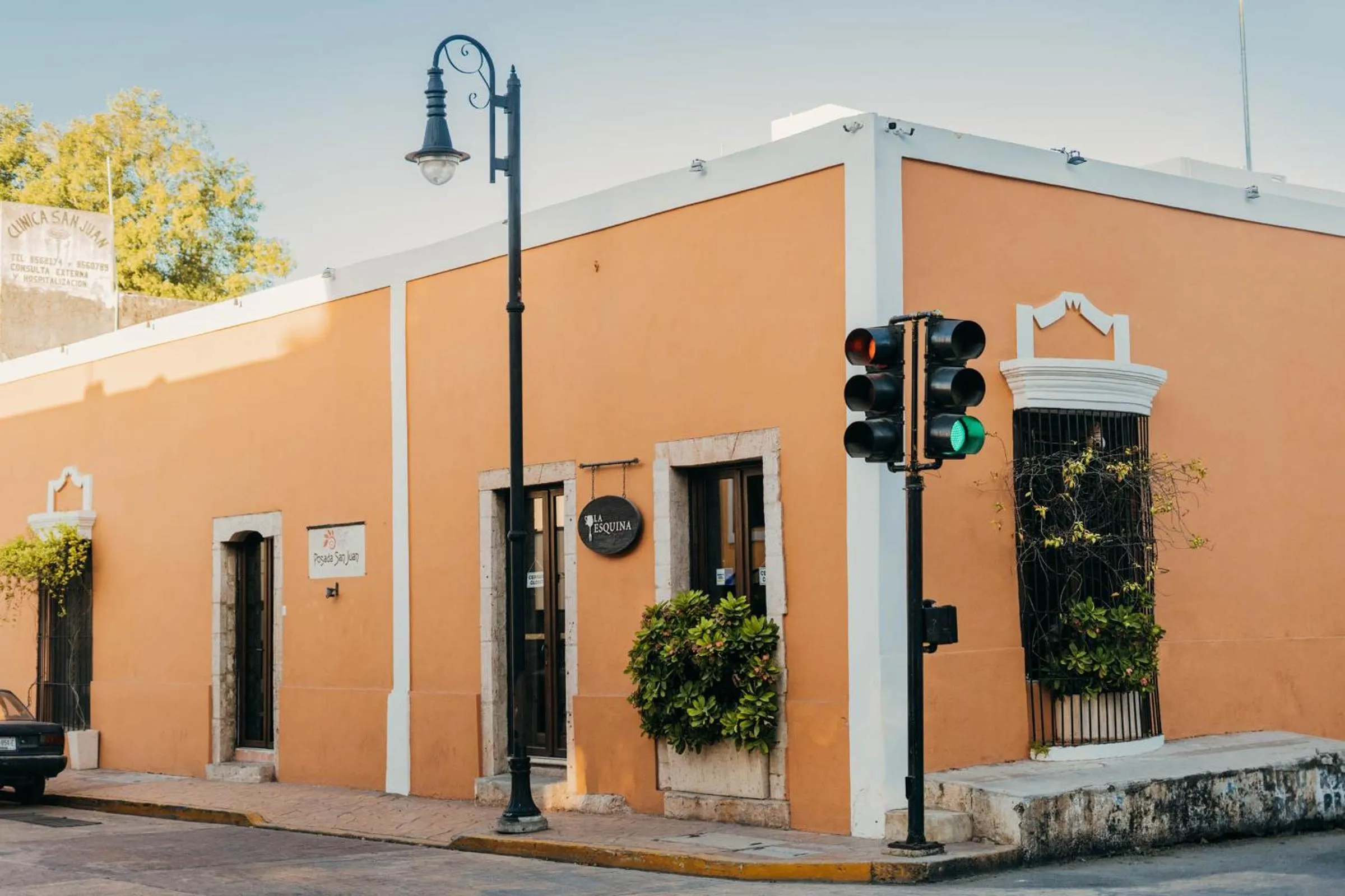 Property building in Hotel Posada San Juan