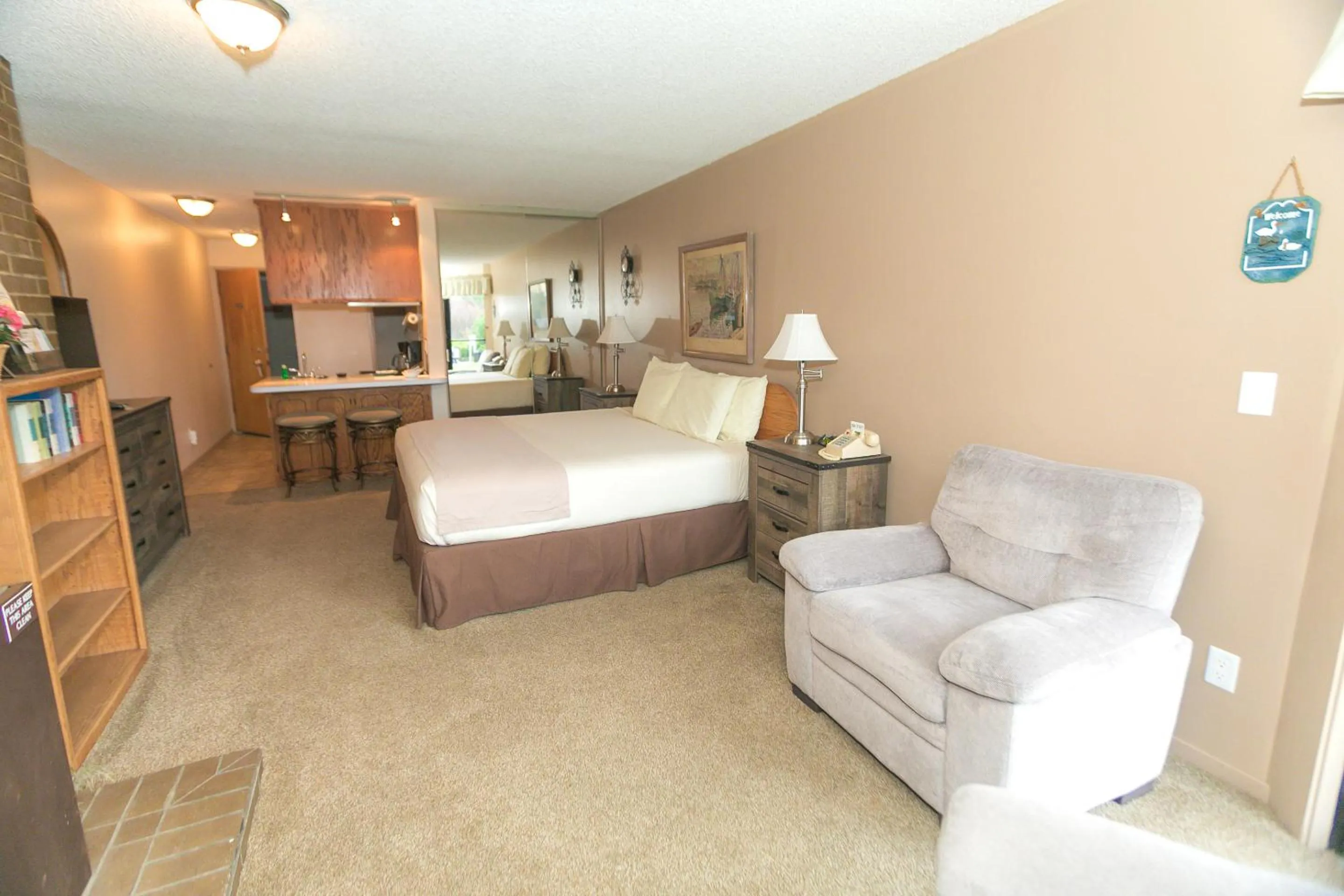 Photo of the whole room, Bed in Grey Gull